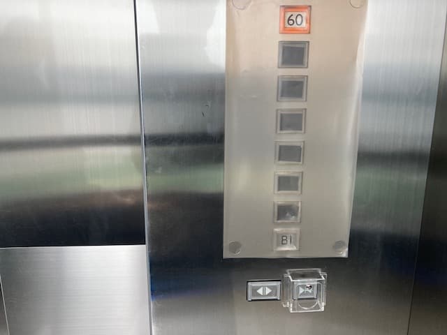 엘리베이터0 : 점자가 표기된 엘리베이터.