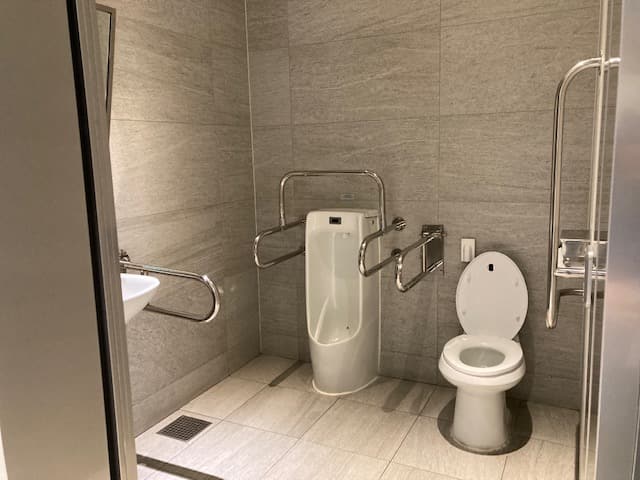 장애인 화장실0 : 휠체어 이용자들이 사용하기 편리한 장애인 화장실