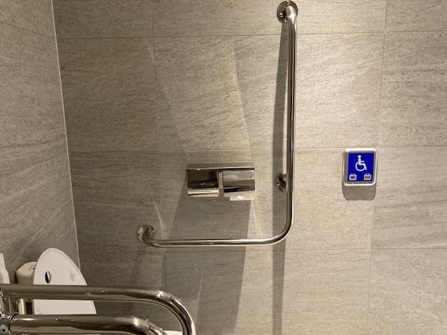 장애인 화장실0 : 휠체어 이용자들이 편리하게 이용 가능한 장애인 화장실