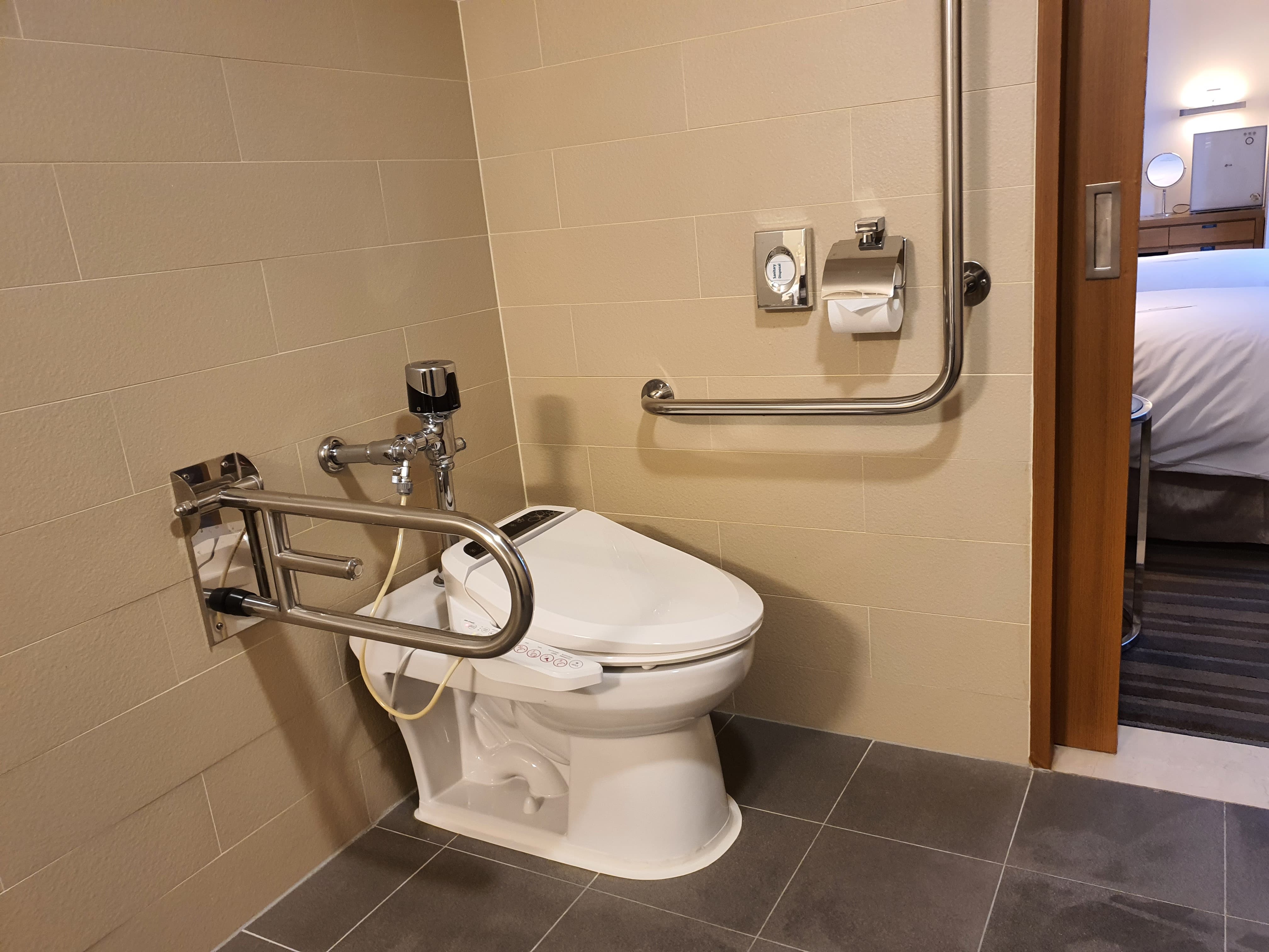 장애인 객실 화장실0 : 안전 손잡이가 설치된 변기