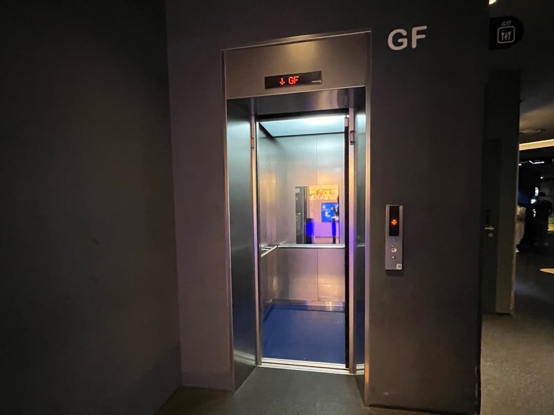 엘리베이터0 : 엘리베이터 외부 전경