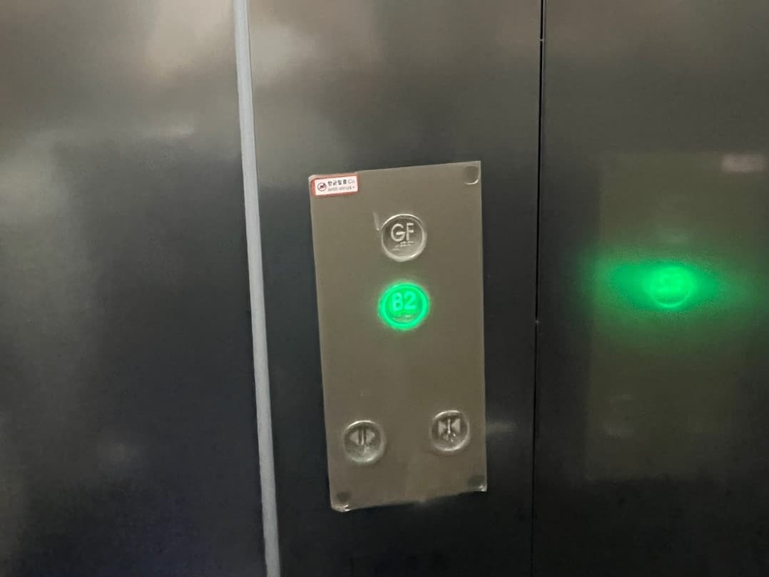 엘리베이터0 : 시각장애인을 위한 점자가 표시된 엘리베이터 버튼
