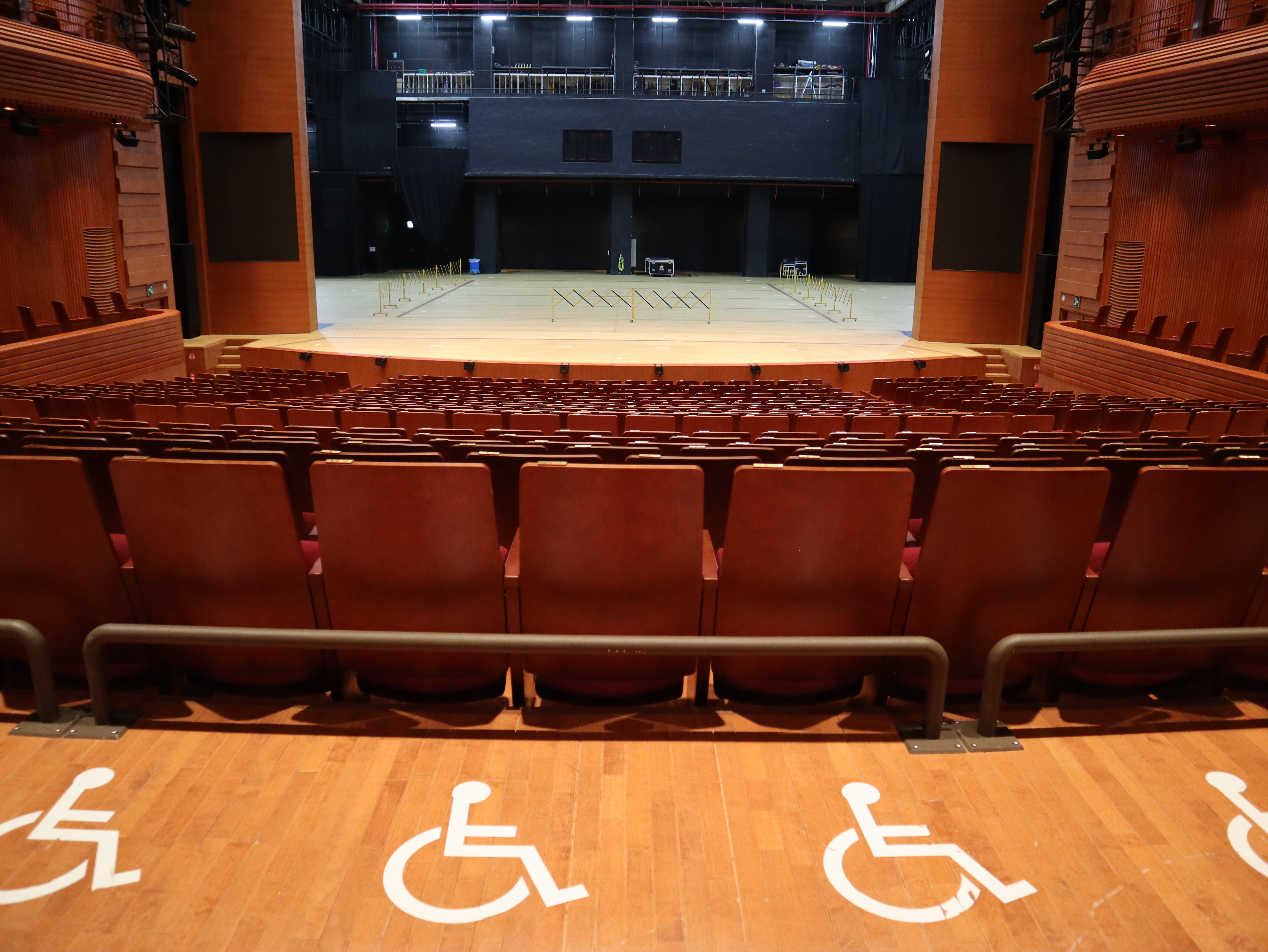 해오름극장 장애인 객석0 : 바닥에 휠체어 픽토그램이 그려진 공연장 휠체어석
