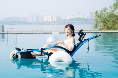 난지한강공원 수영장에서 해변용휠체어를 타고 있는 한 여성
