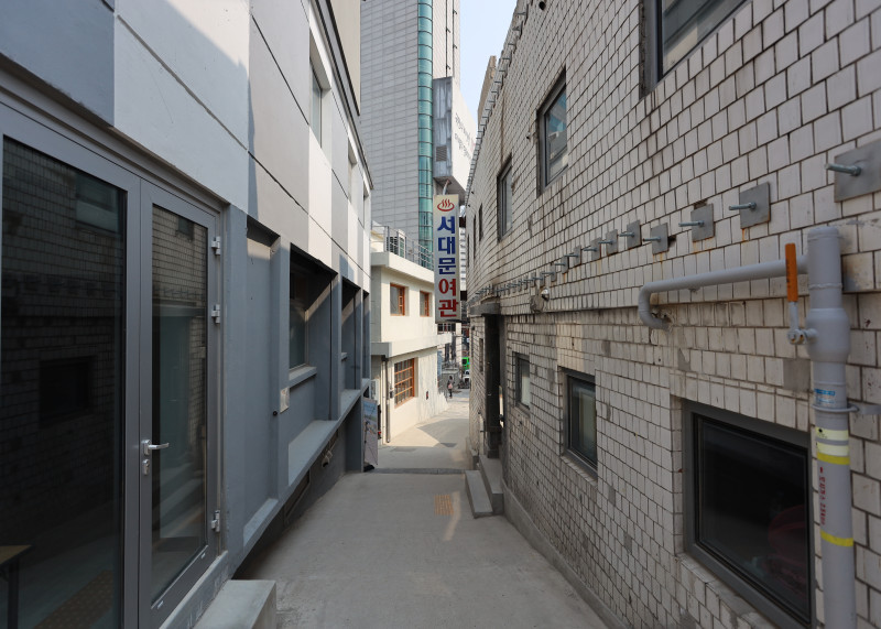 Donuimun Museum Village 1 : An alleyway with a view of Seodaemun Inn's signboard in the village