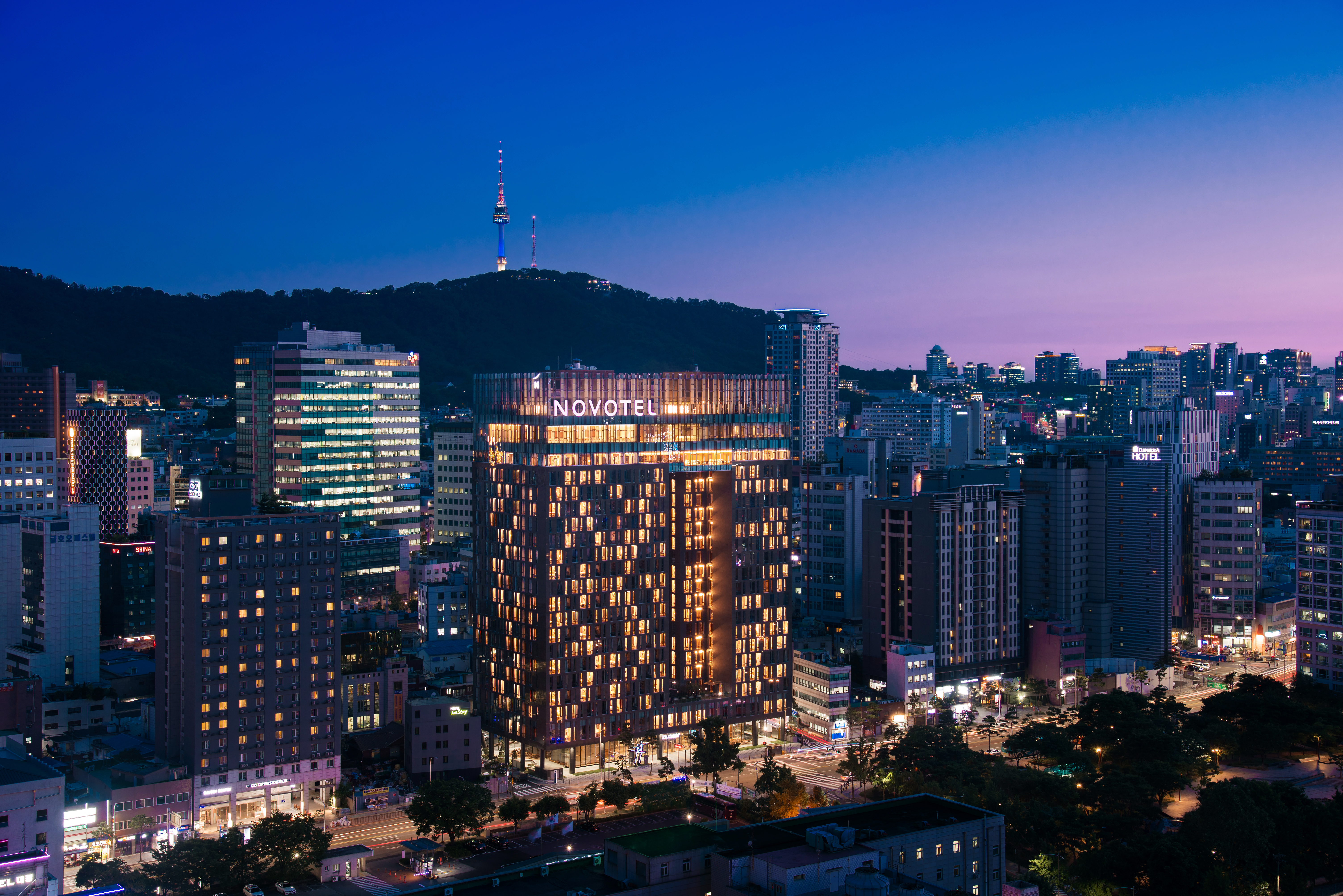 노보텔 앰배서더 서울 동대문3 : 맞은편 옥상에서 바라본 노보텔 앰배서더 서울 동대문 호텔의 야경 전경