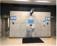 장애인 화장실0 : 단차가 없고 시각장애인용 점자블록이 설치되어있는 인천국제공항 제1여객터미널 관광정보센터 근처 장애인화장실 입구
