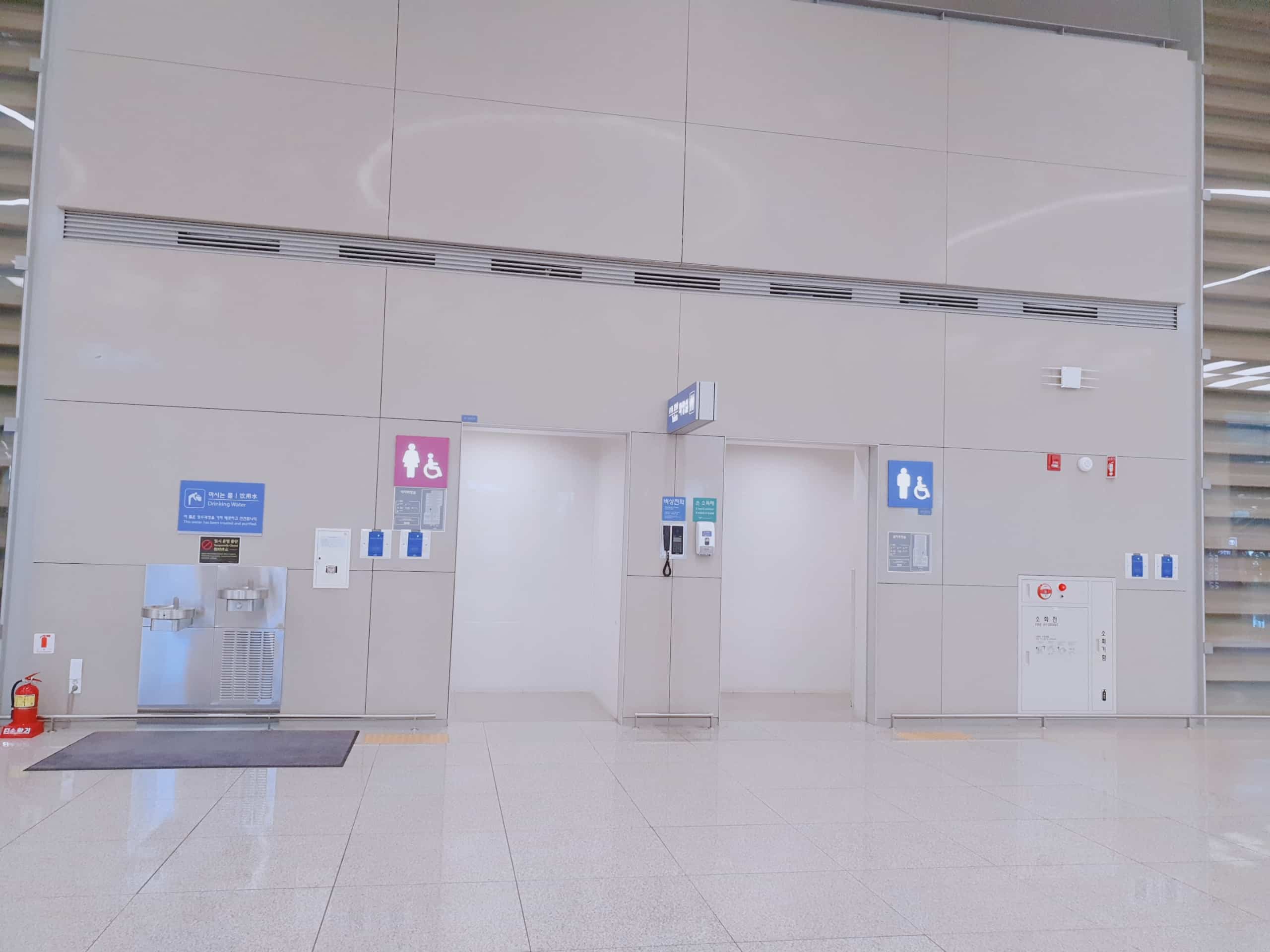 장애인 화장실 0 : 넓고 평탄한 인천국제공항 제2여객터미널 내에 위치한 장애인 화장실 입구.