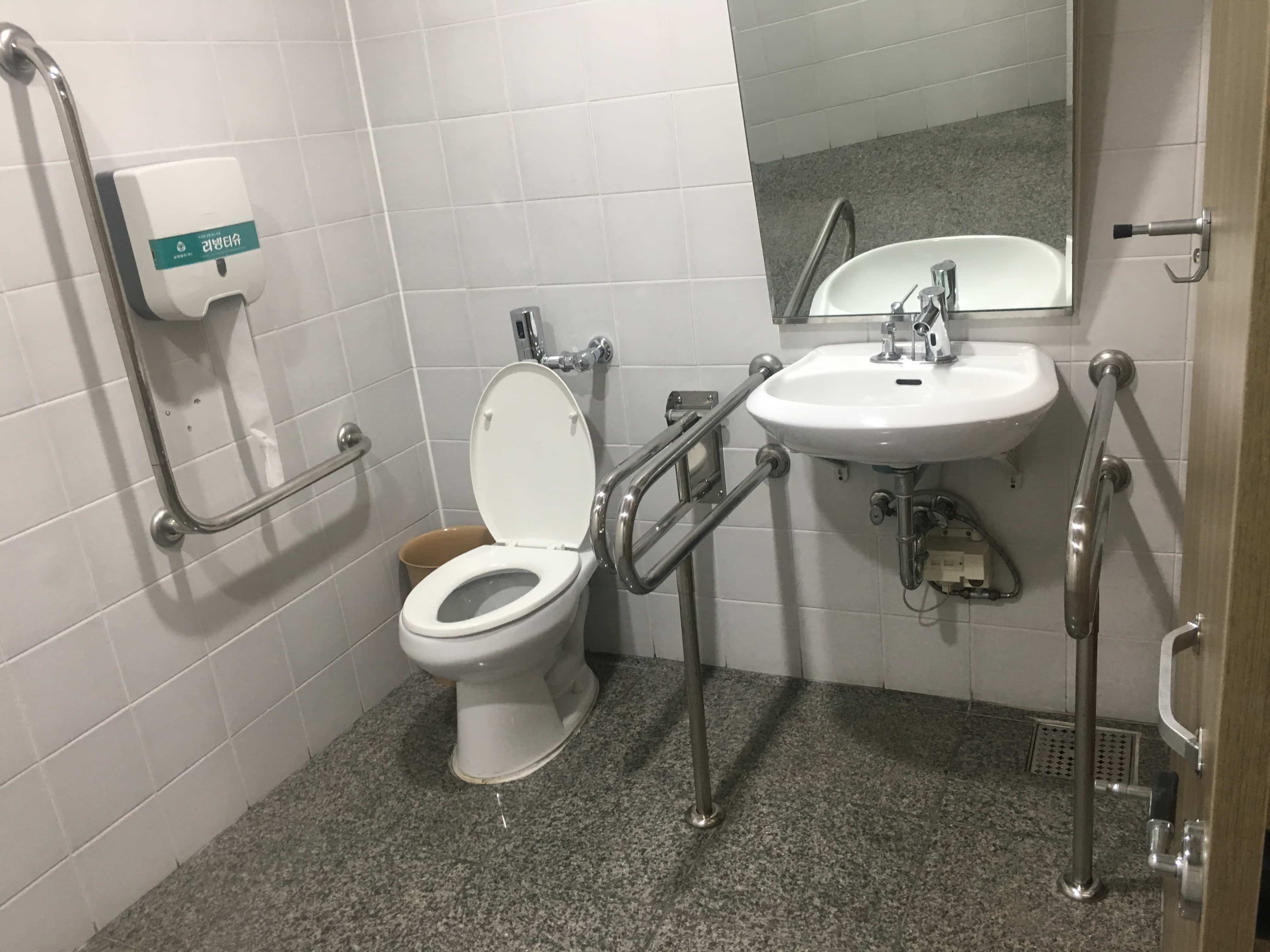 장애인 화장실0 : 손잡이가 설치되어있는 보라매안전체험관 장애인화장실 내부