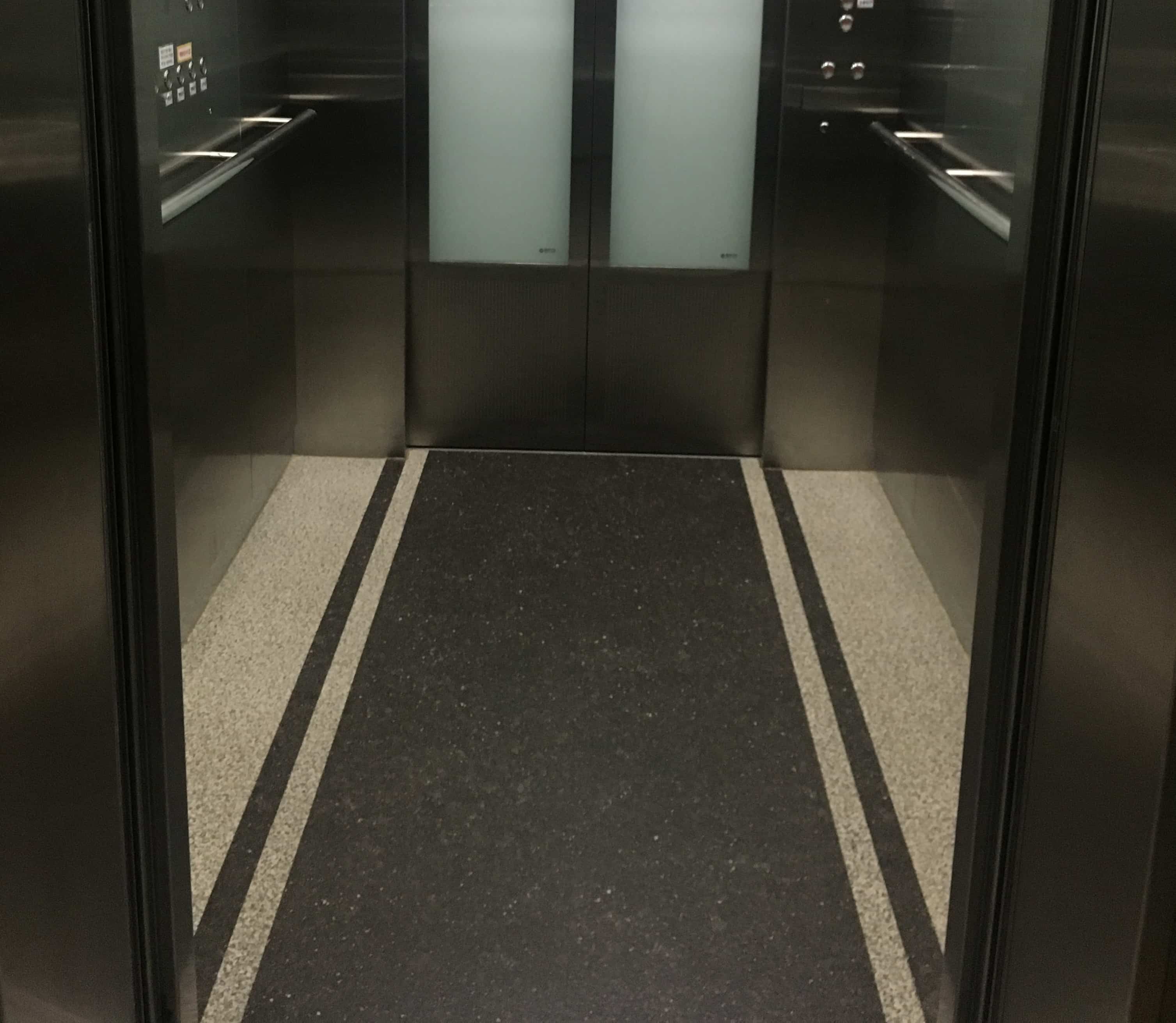 엘리베이터0 : 양문이 설치된 보라매안전체험관 엘리베이터 내부 전경