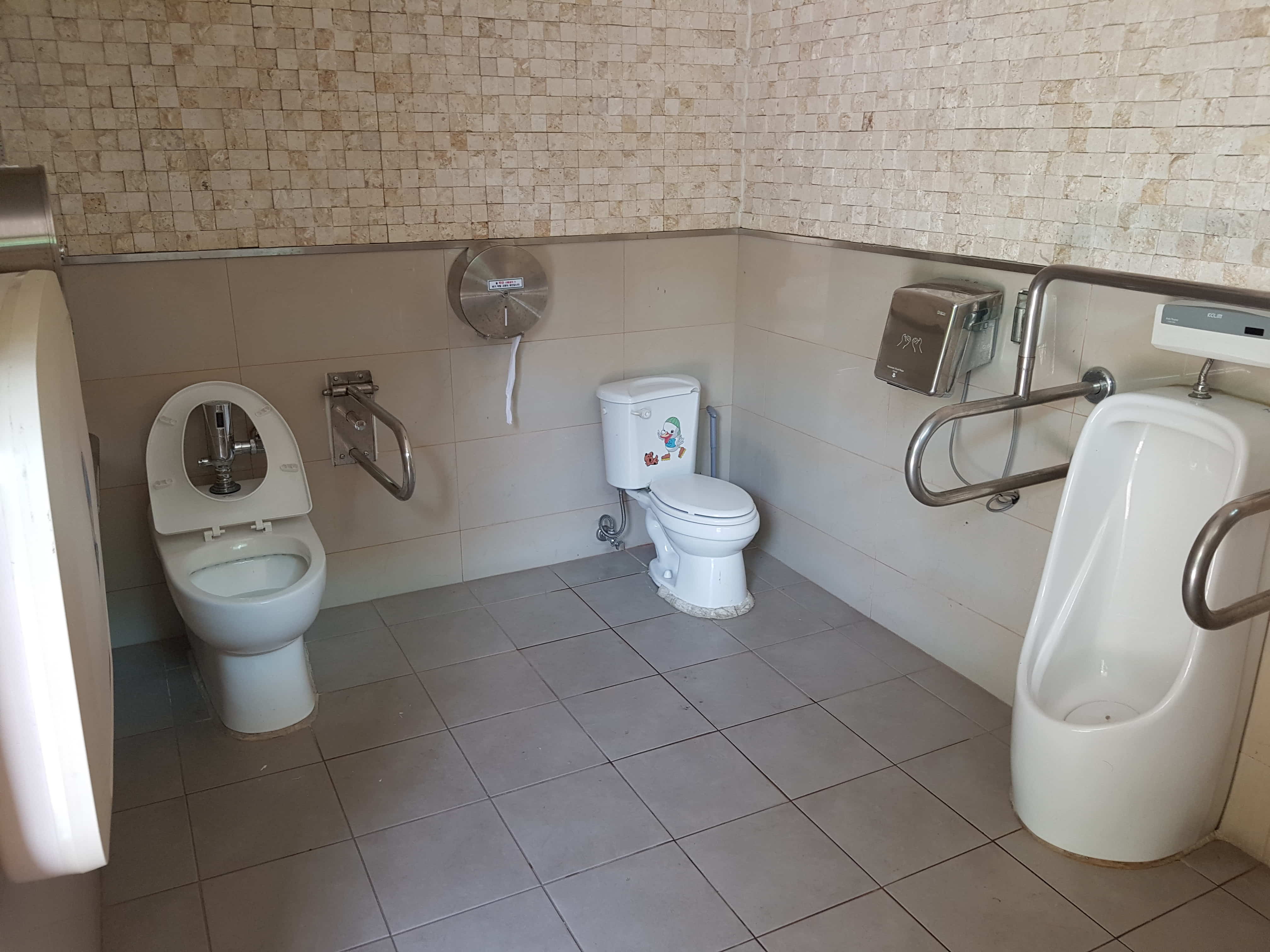 장애인화장실0 : 휠체어 사용자가 이용하기 편리하도록 넓은 보라매공원 놀이터 화장실 내부 전경