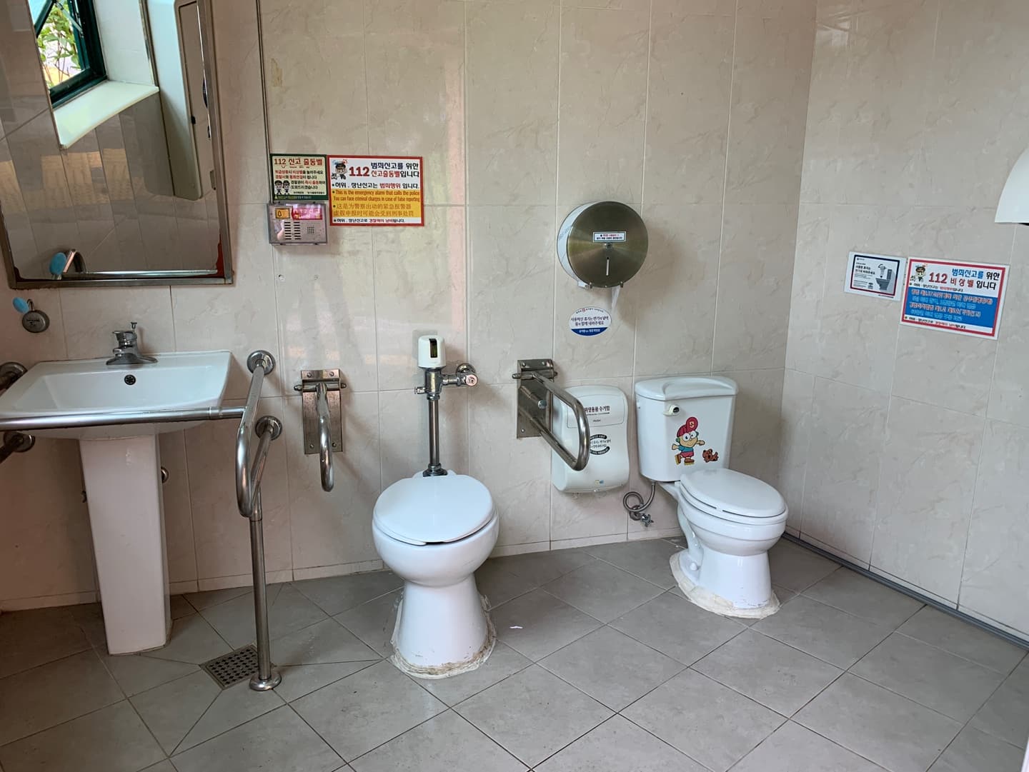 장애인화장실1 : 휠체어 사용자가 이용하기 편리하도록 넓은 보라매공원 놀이터 화장실 내부 전경