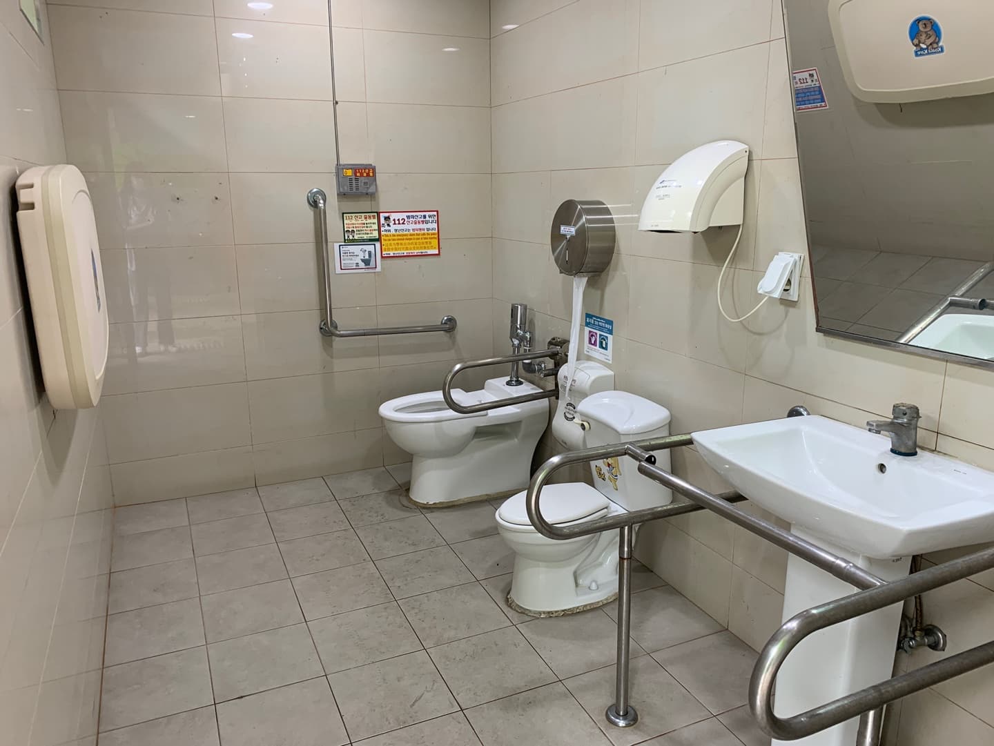 장애인화장실2 : 휠체어 사용자가 이용하기 편리하도록 넓은 보라매공원 놀이터 화장실 내부 전경