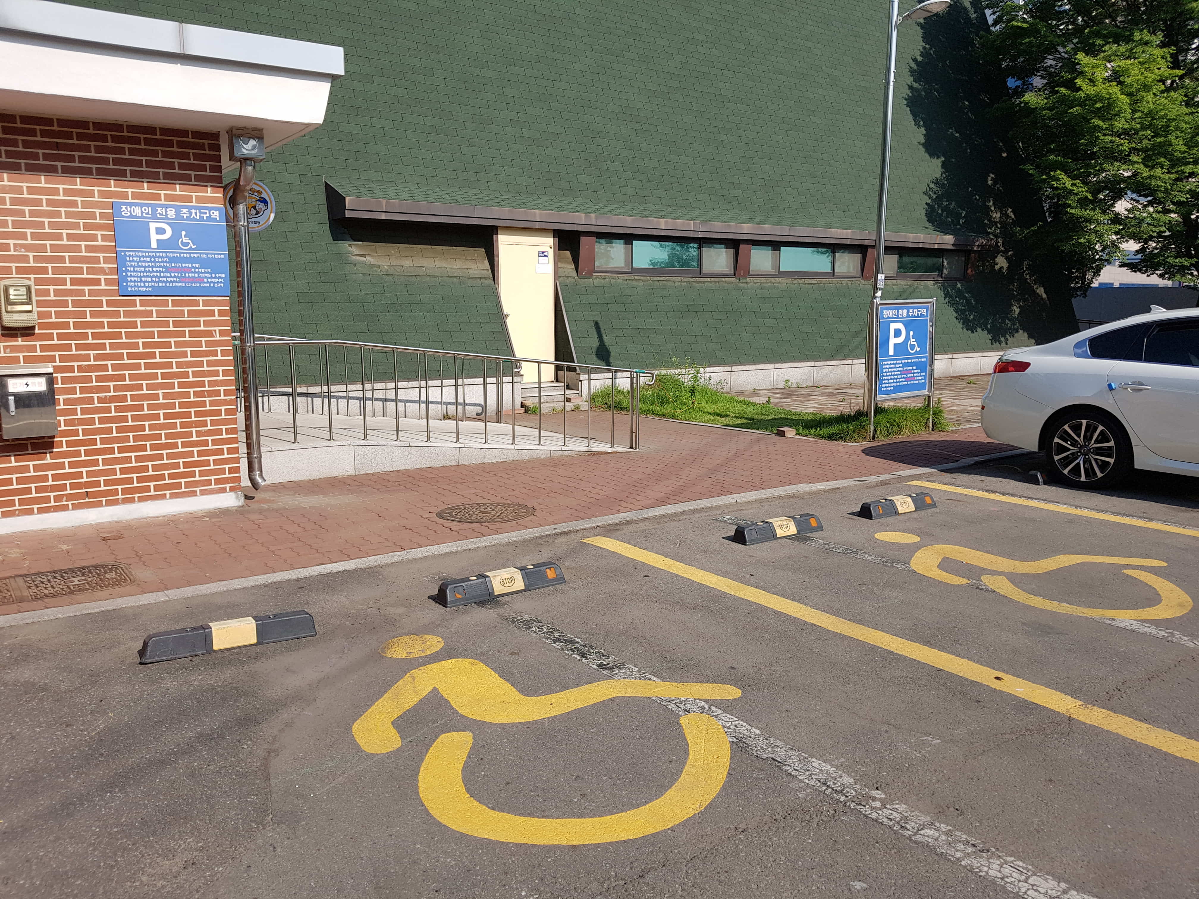 장애인주차장0 : 보라매공원 동문 장애인 주차구역 전경