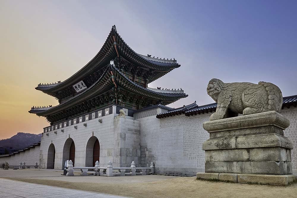 Gyeongbokgung Palace3 : The right side of the main gate of the palace seen over a sculpture in lion-look-like imaginary animal