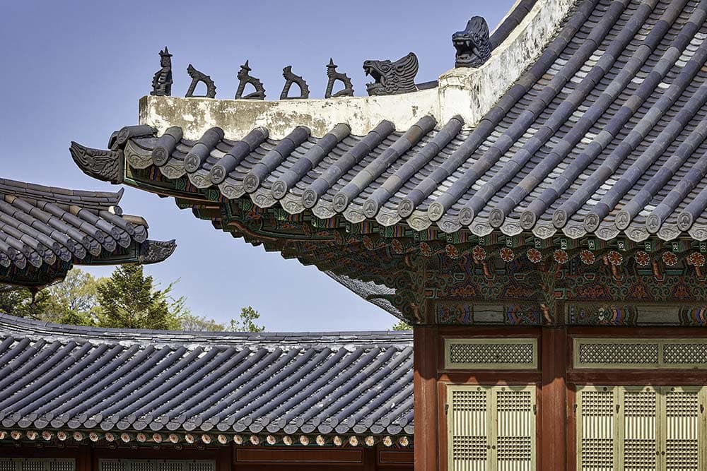 Gyeongbokgung Palace1 : A view of the tiles on the building in Gyeongbokgung Palace seen from nearby
