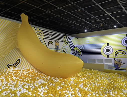 Anyoung Insadong 4 : A play-ground-like exhibition hall full of ball pits around a giant banana-shaped balloon