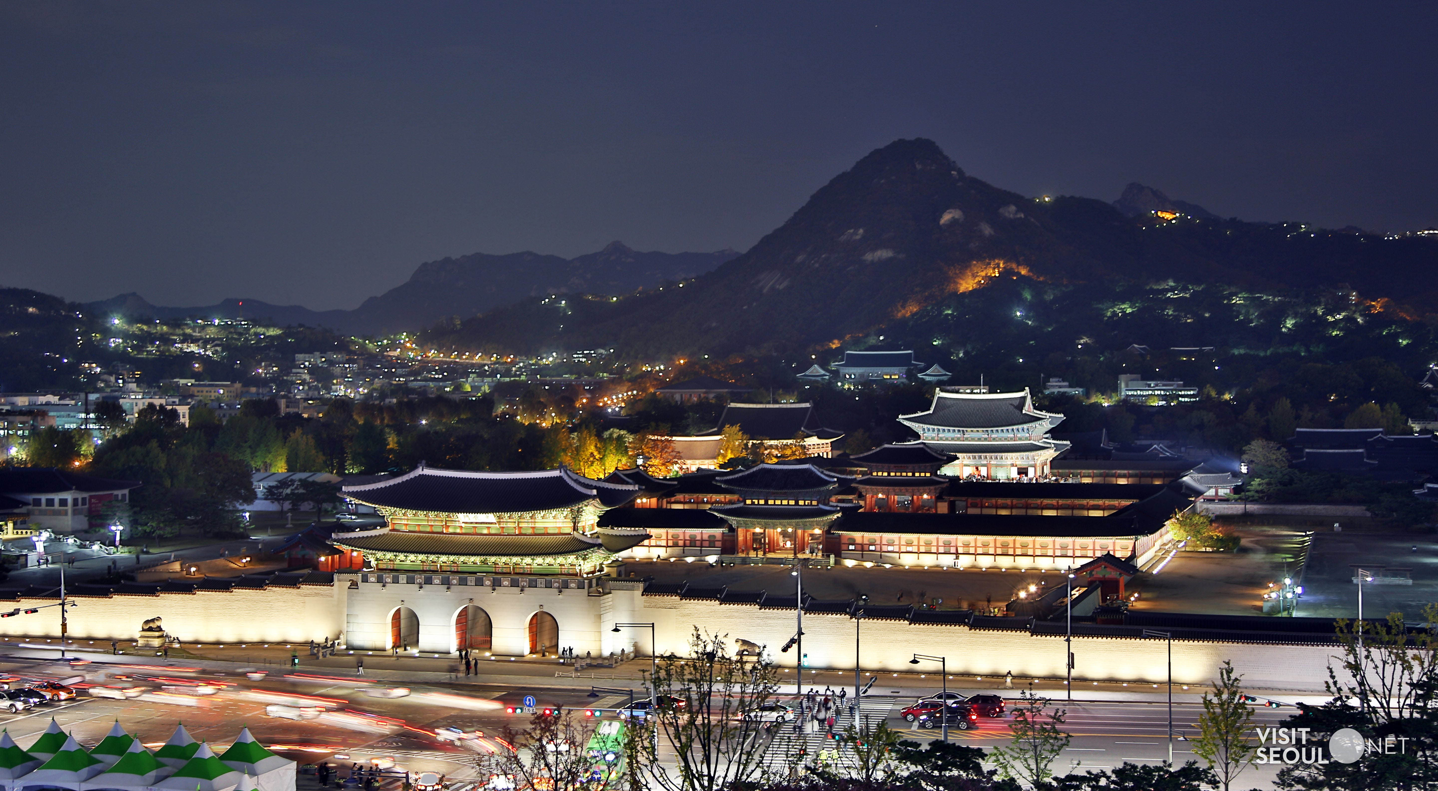 Gyeongbokgung Palace4 : Panoramic view of Gyeongbokgung Palace at night seen far away 