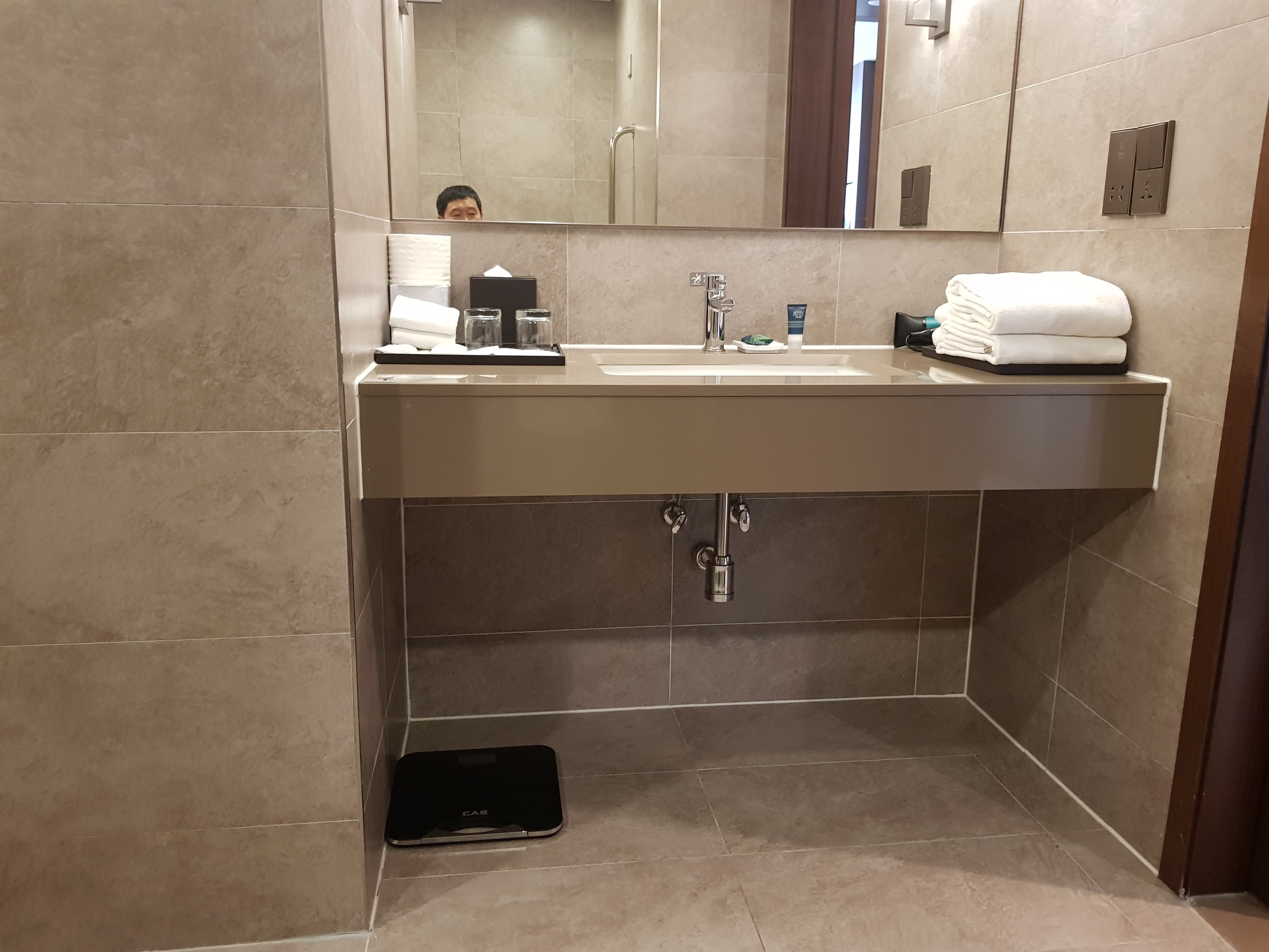 객실 화장실0 : 포 포인츠 바이 쉐라톤 서울역 호텔 화장실 전경2