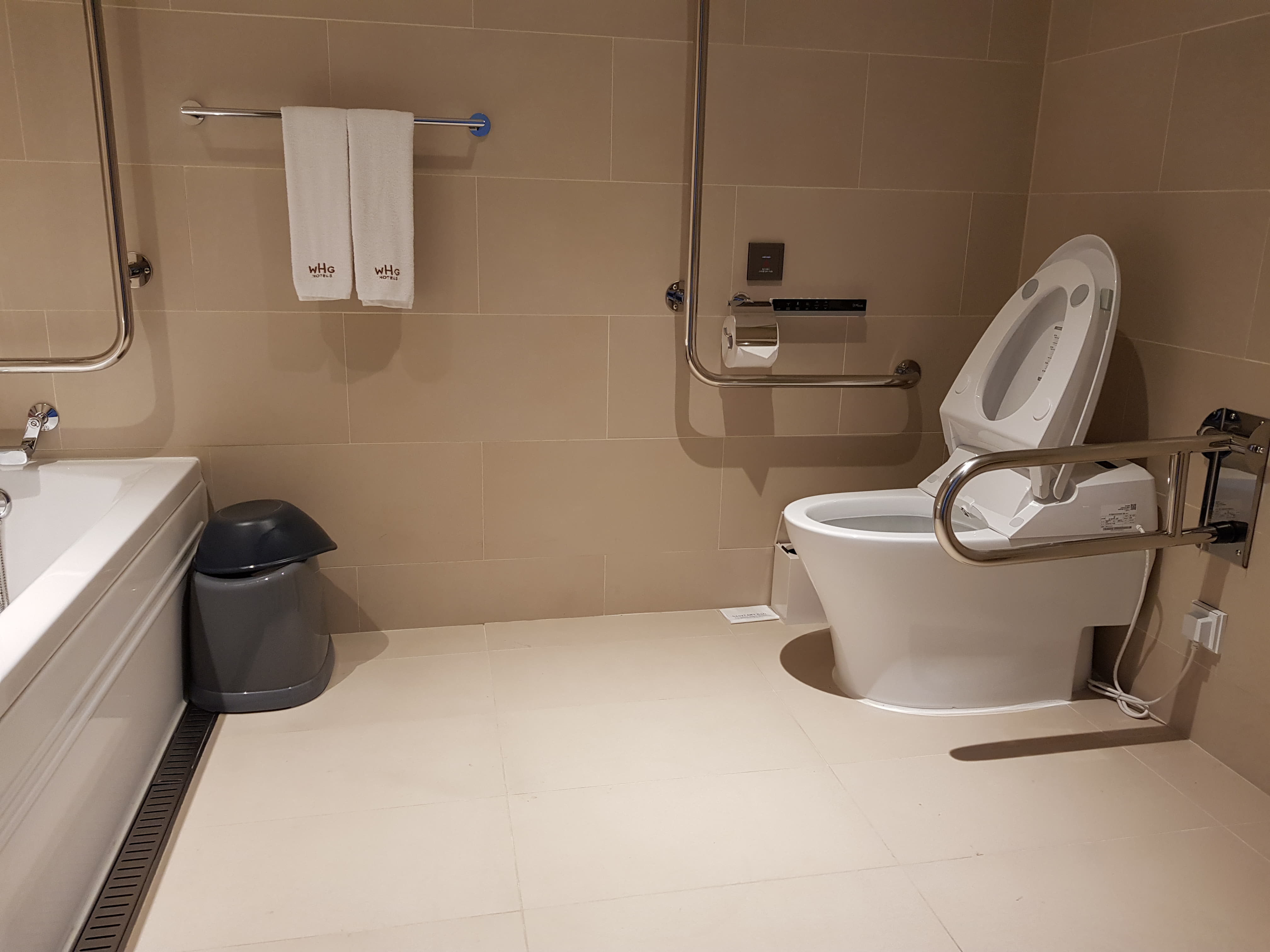 객실 화장실0 : 손잡이가 설치되어 있는 호텔 그레이스리 서울 화장실 전경2