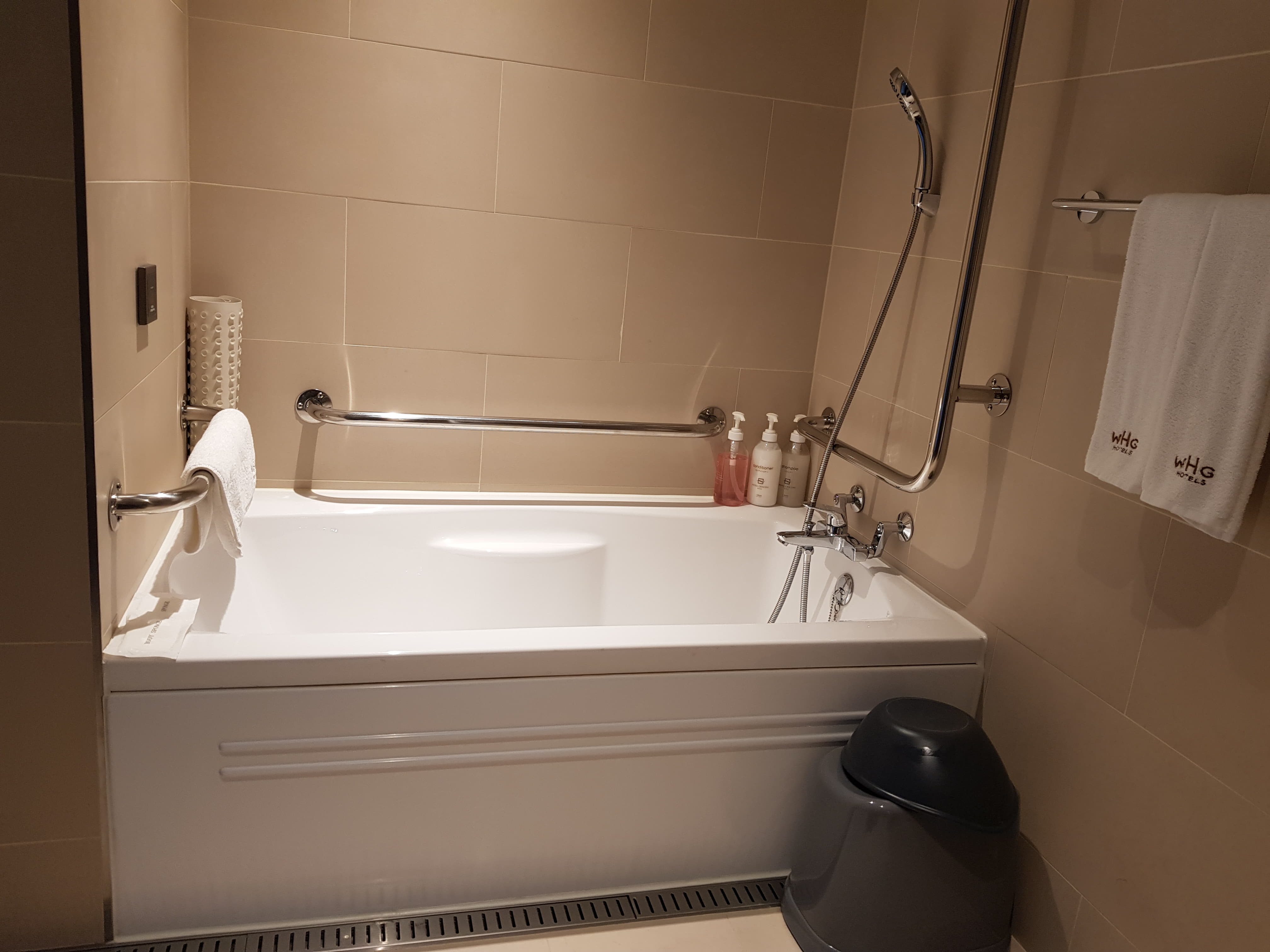 객실 화장실0 : 손잡이가 설치되어 있는 호텔 그레이스리 서울 화장실 전경3