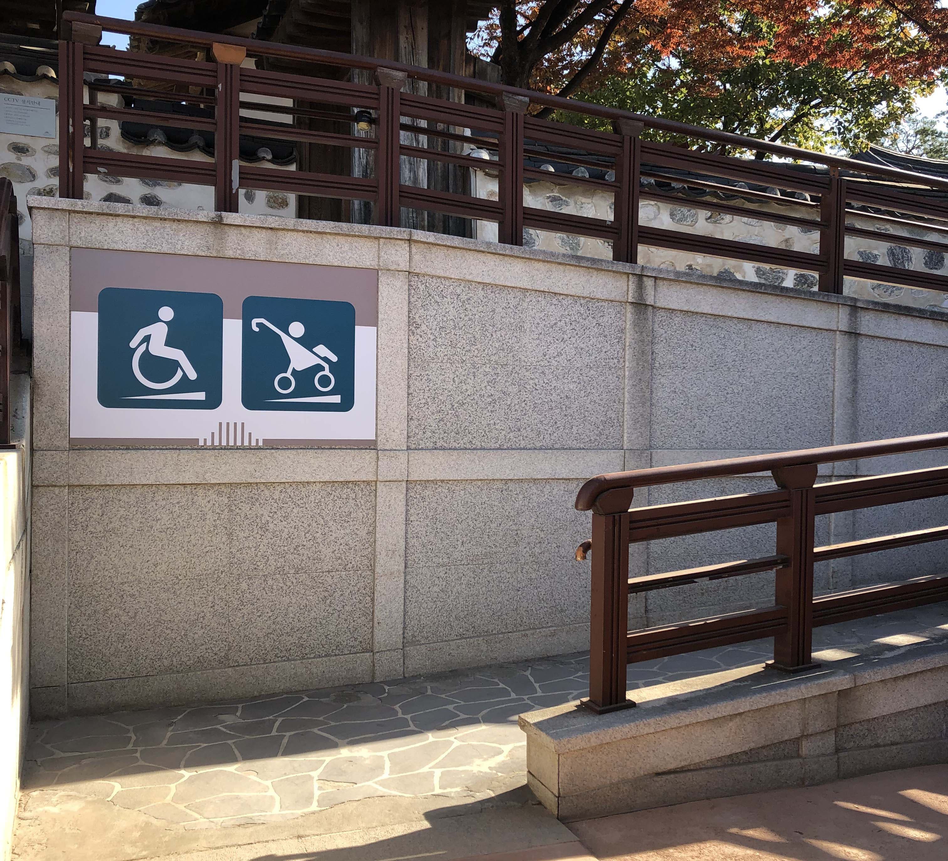 Movement route0 : Wheelchair and stroller moving path information board installed on a ramp