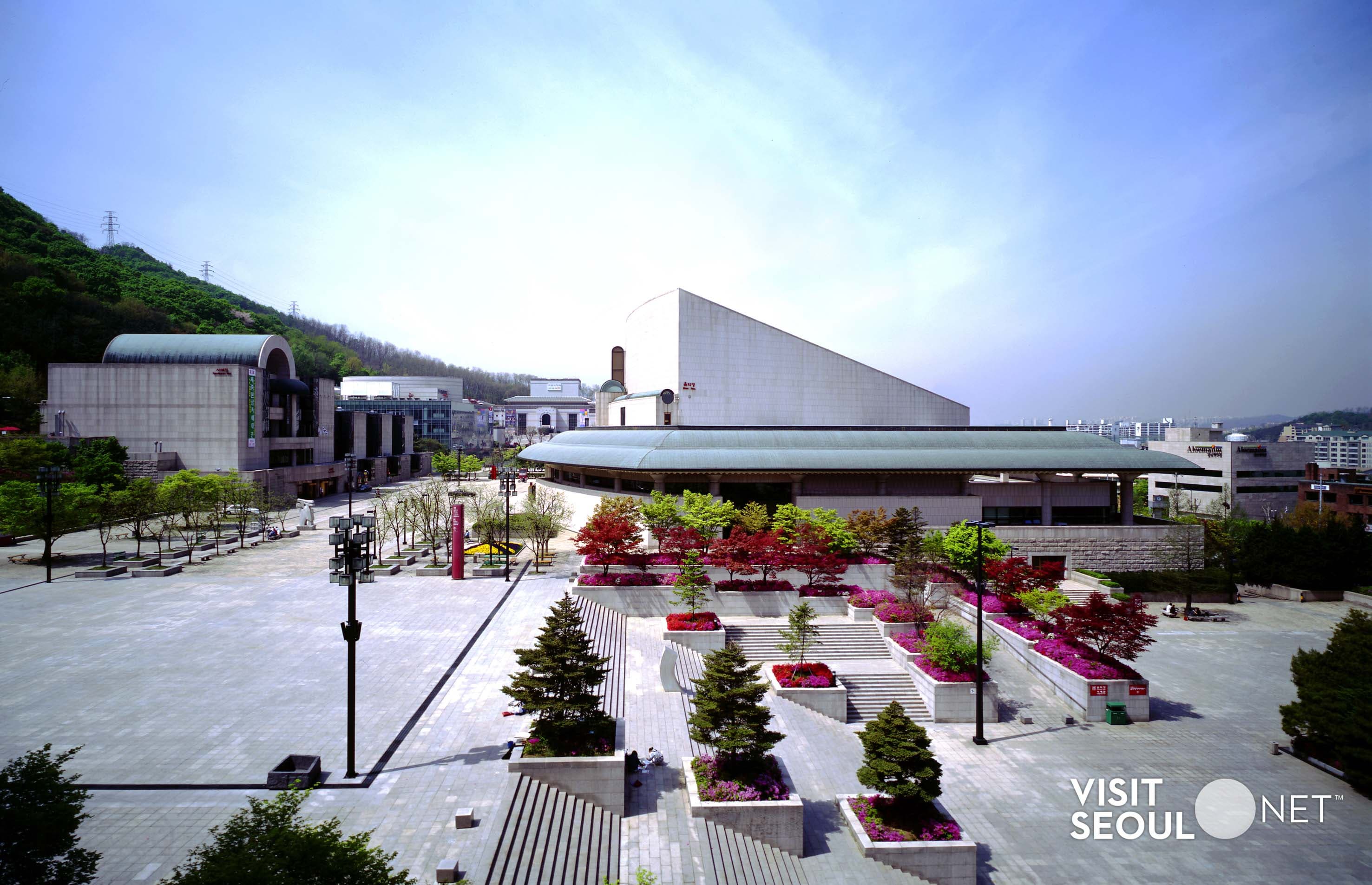 Music Hall, Seoul Arts Center0 : Exterior view of the Music Hall with colorful flowerbed