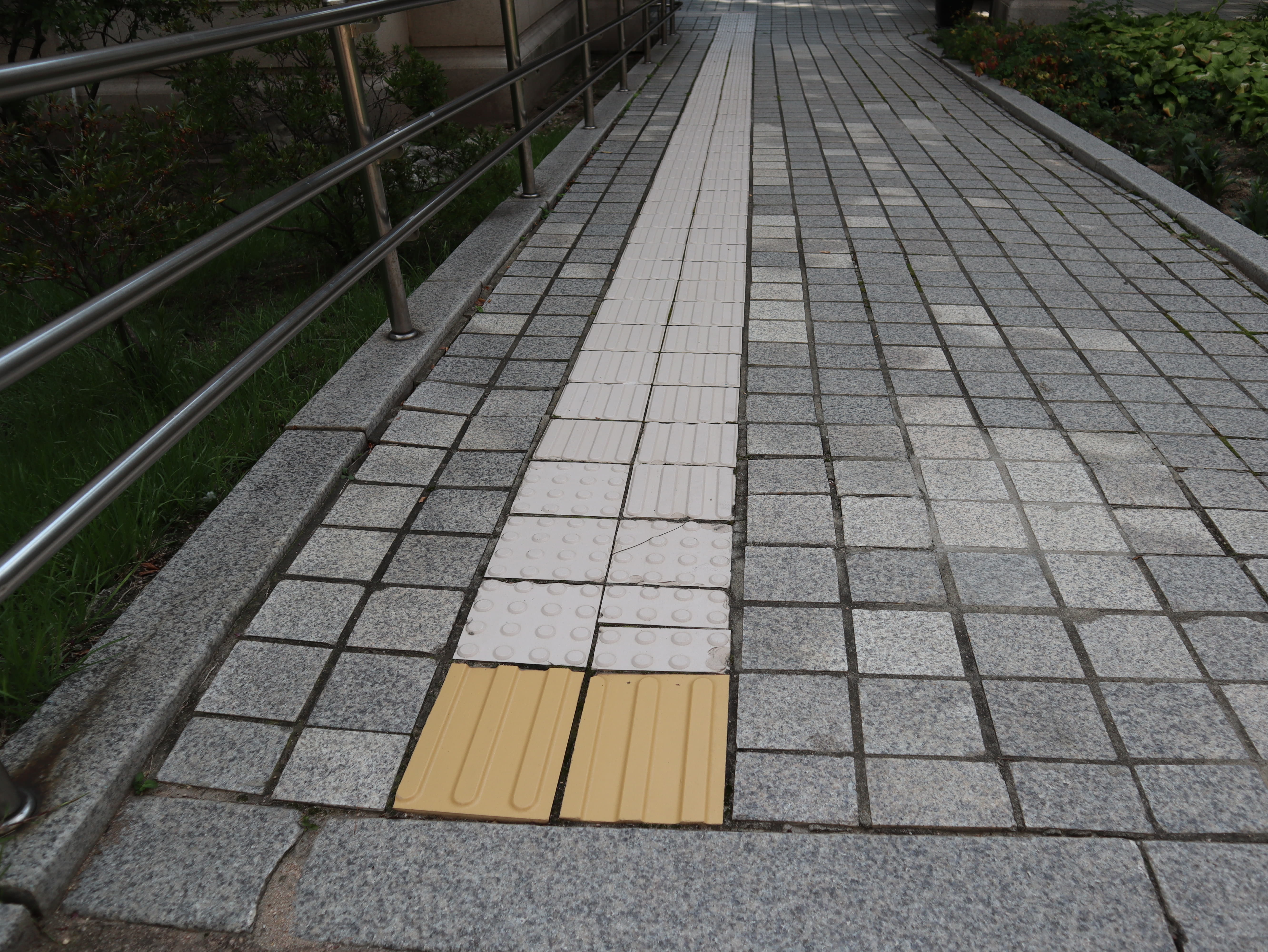 Entryway0 : Flat access road to the museum with square tiles