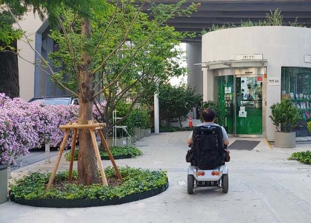 서울로 70172 : 휠체어 사용자도 이용할 수 있고, 앞에 안내소가 보이는 서울로7017 이동로 전경
