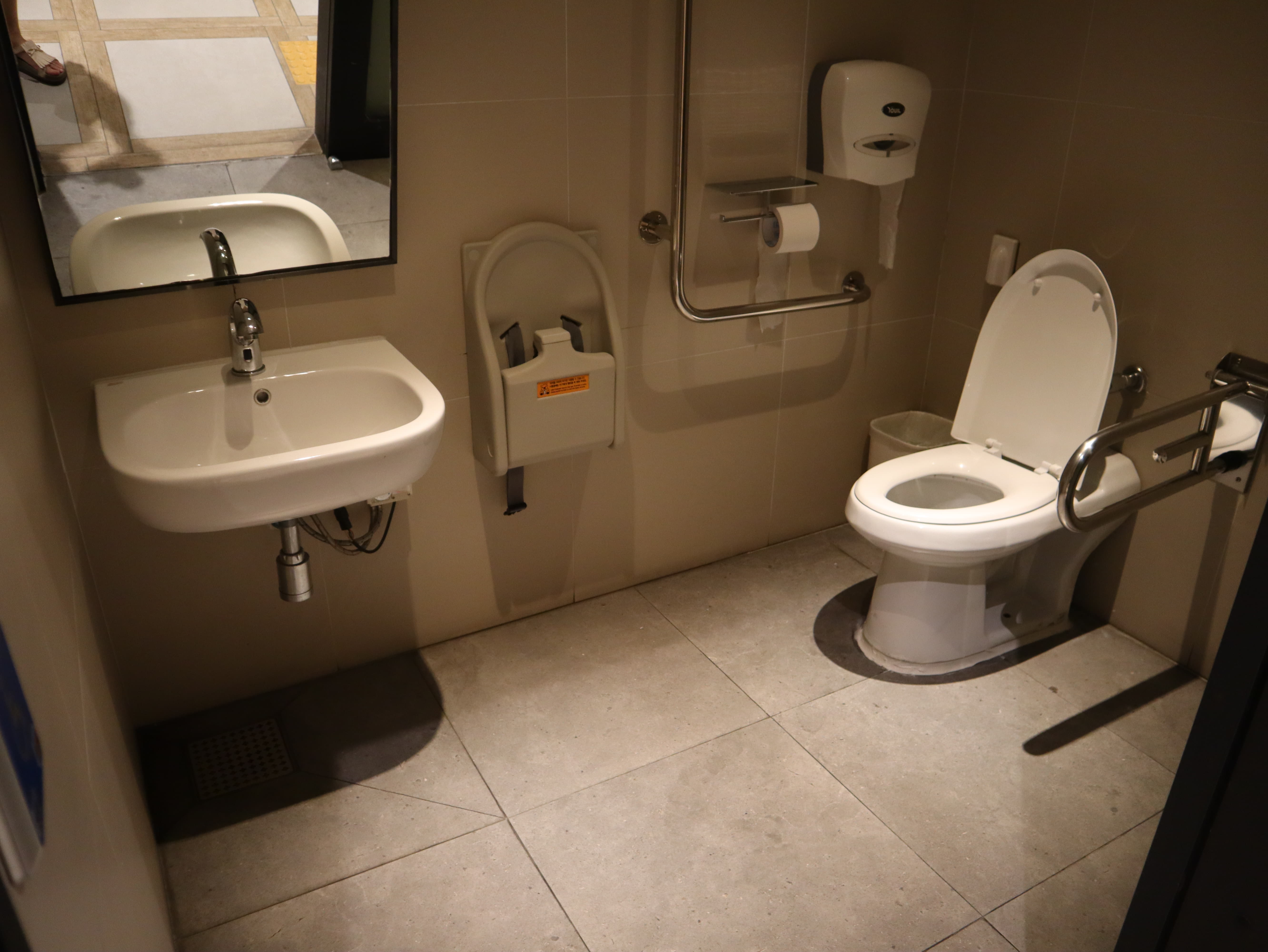 장애인 화장실0 : 넓은 공간의 서울로7017 장애인화장실 내부 전경