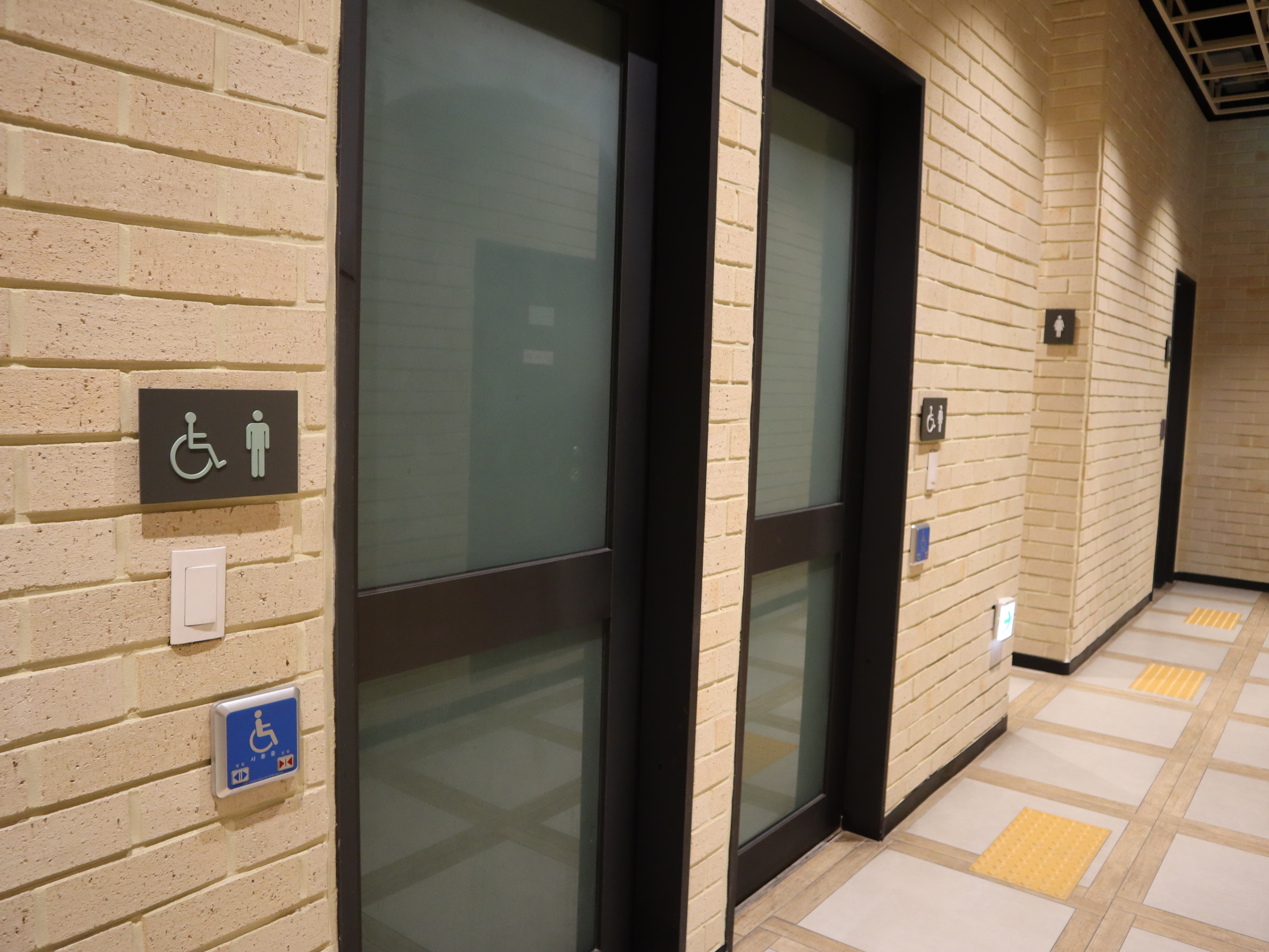 장애인 화장실0 : 넓은 공간의 서울로7017 장애인화장실 외부 전경