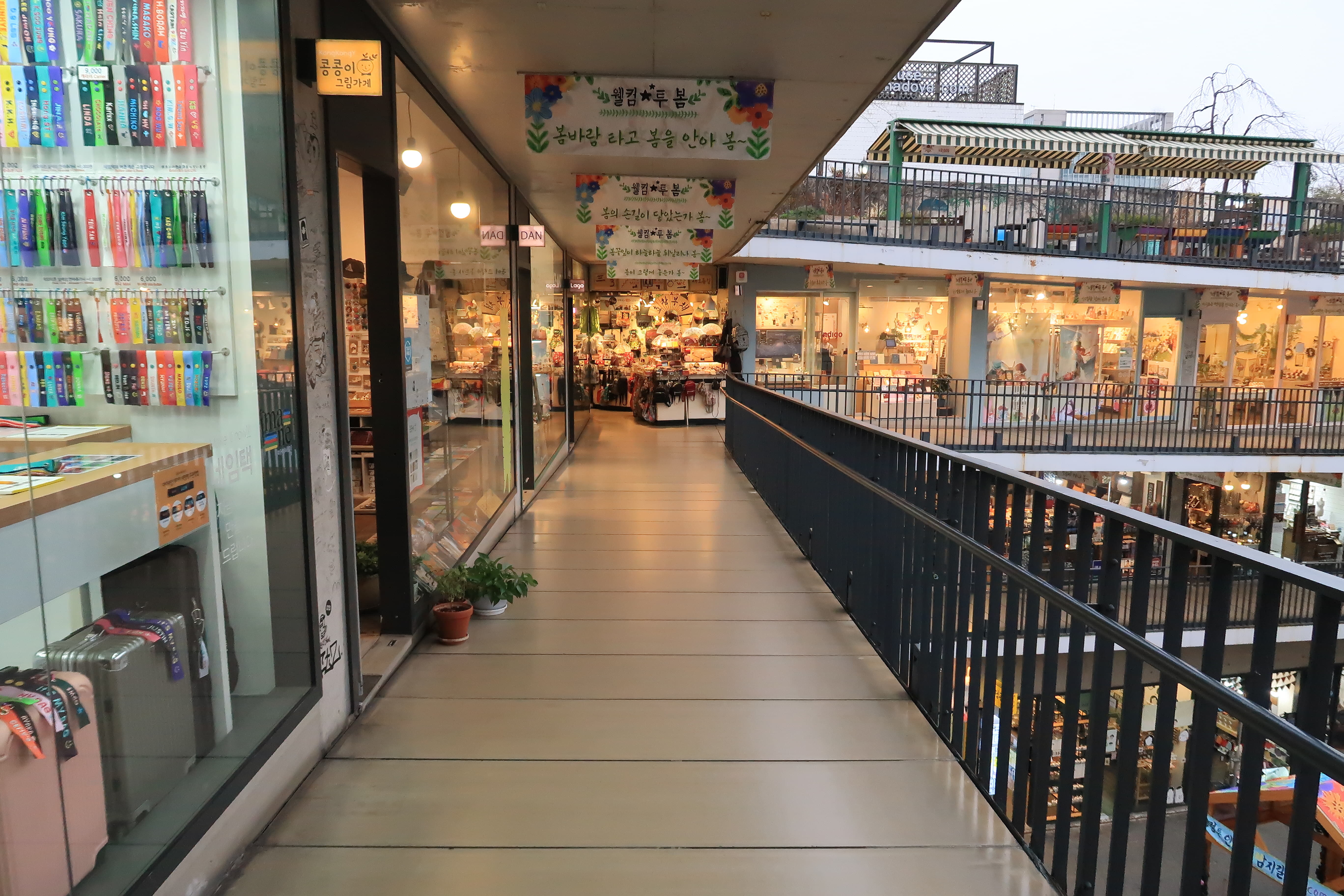 Entryway/ Movement route0 : A path with stores on the left side and the handrail on the right side