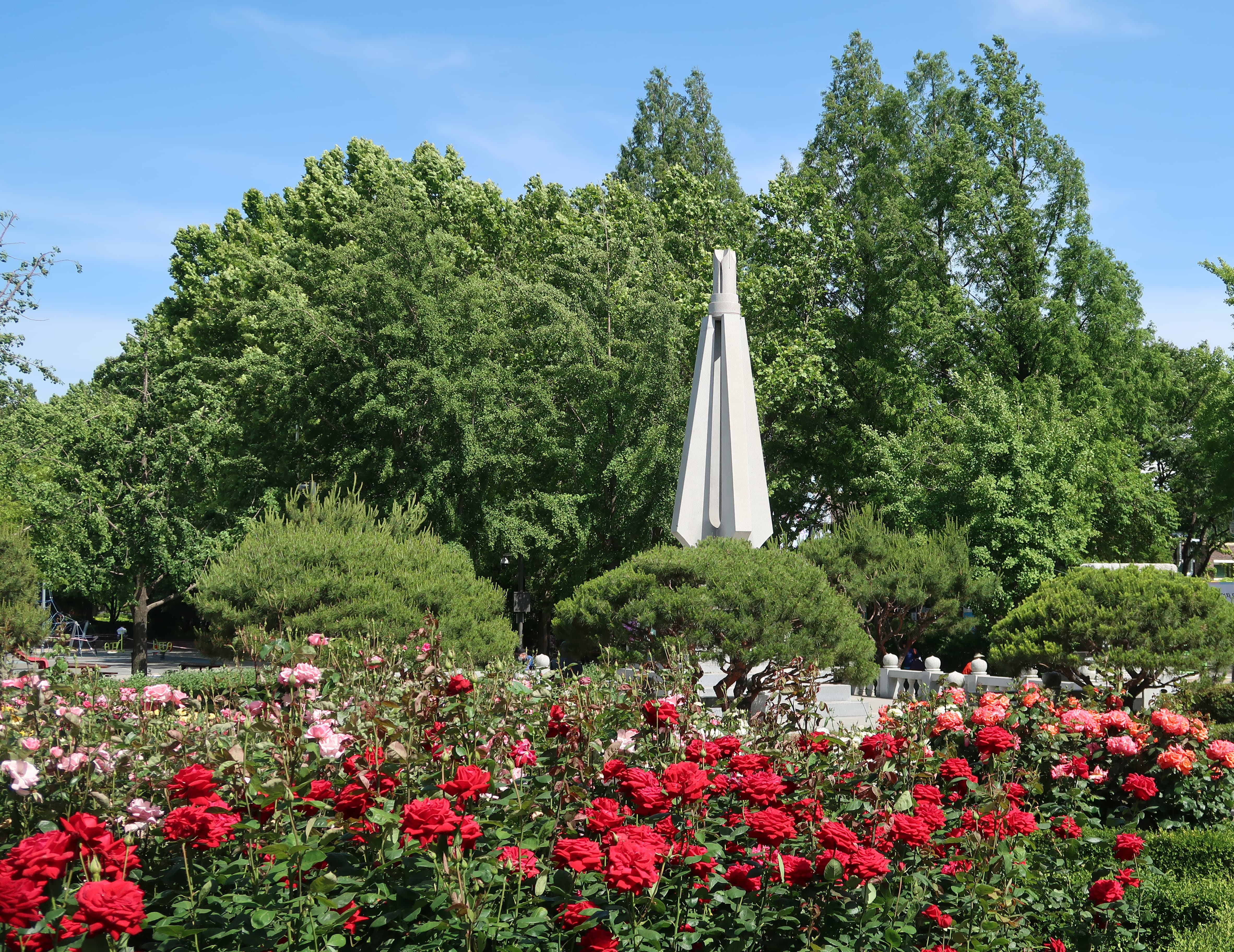 보라매공원5 : 장미꽃과 나무들이 풍성한 보라매공원 입구 전경