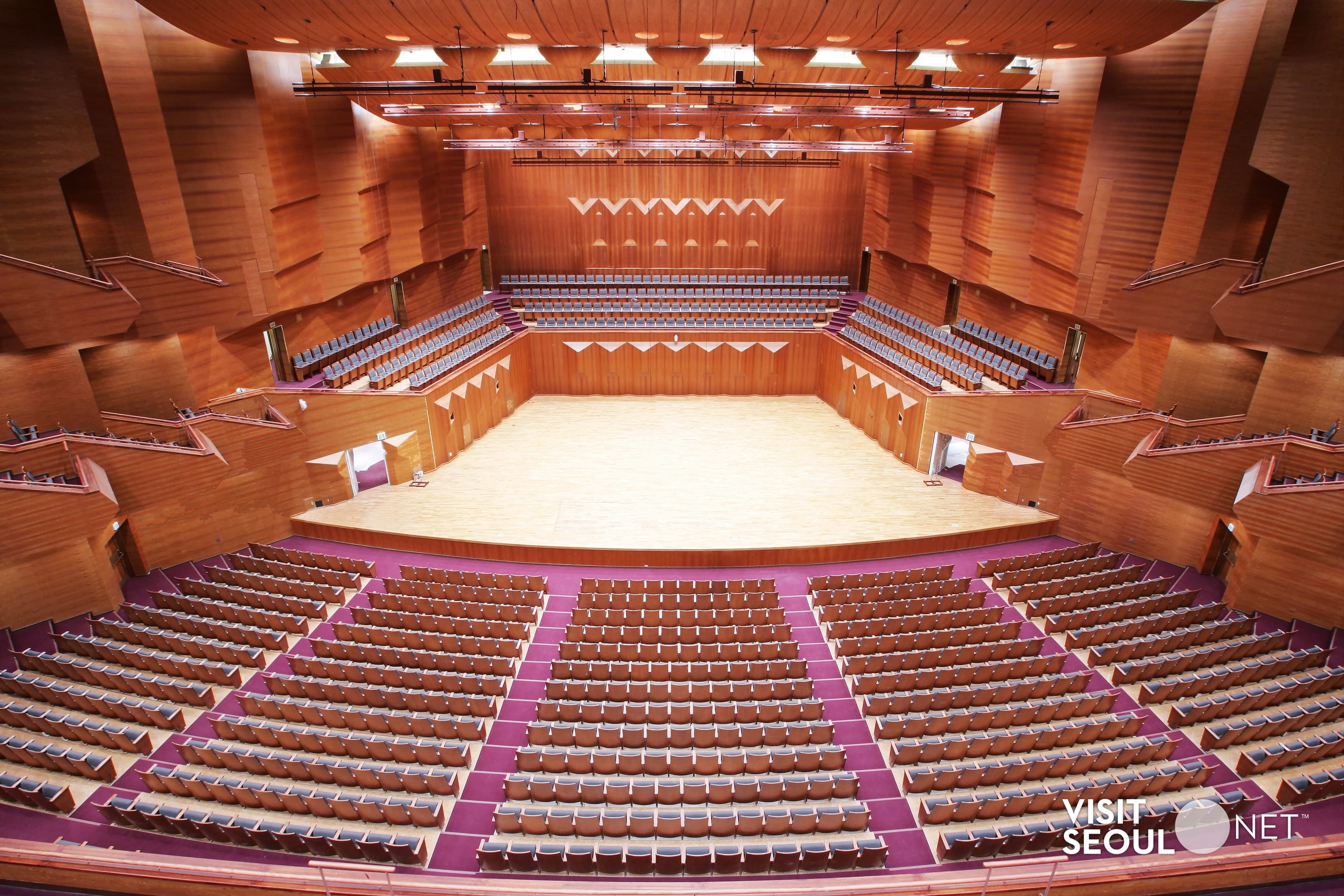 Music Hall, Seoul Arts Center3 : Interior view of the theater at the Hall with a huge number of seats and a grand atmosphere.