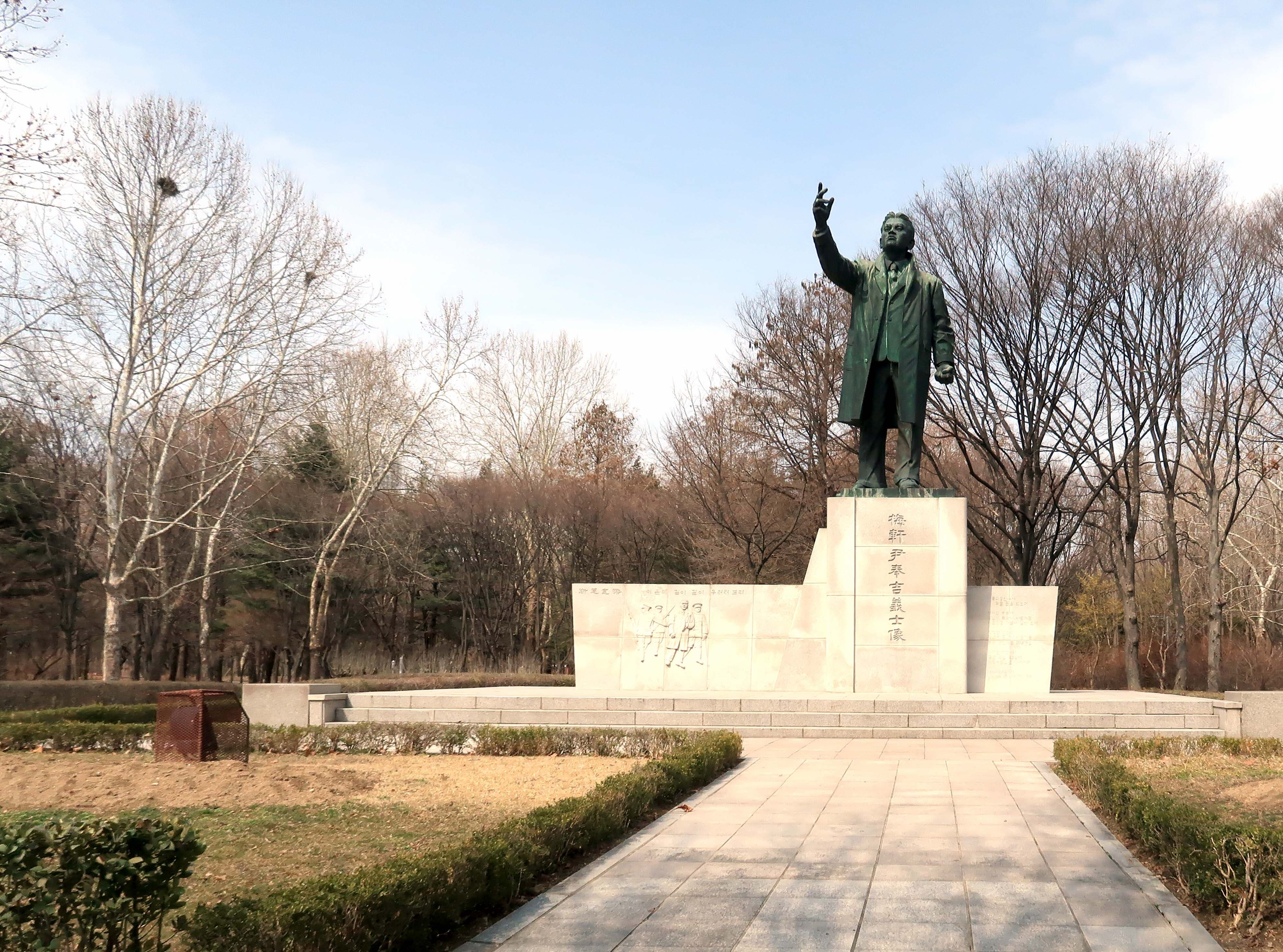 Maeheon Citizen's Forest (Yangjae Citizens' Forest)2 : A statue of Maeheon Yun Bong-gil stretching his arms with the autumn trees in the background