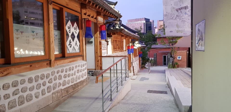 Entryway/ Main entrance 0 : Korean traditional buildings with gentle ramps