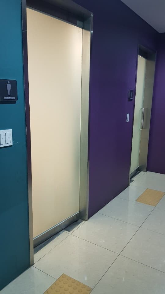 장애인 화장실0 : 점자블록이 설치되어있는 갤러리아포레 장애인화장실 입구