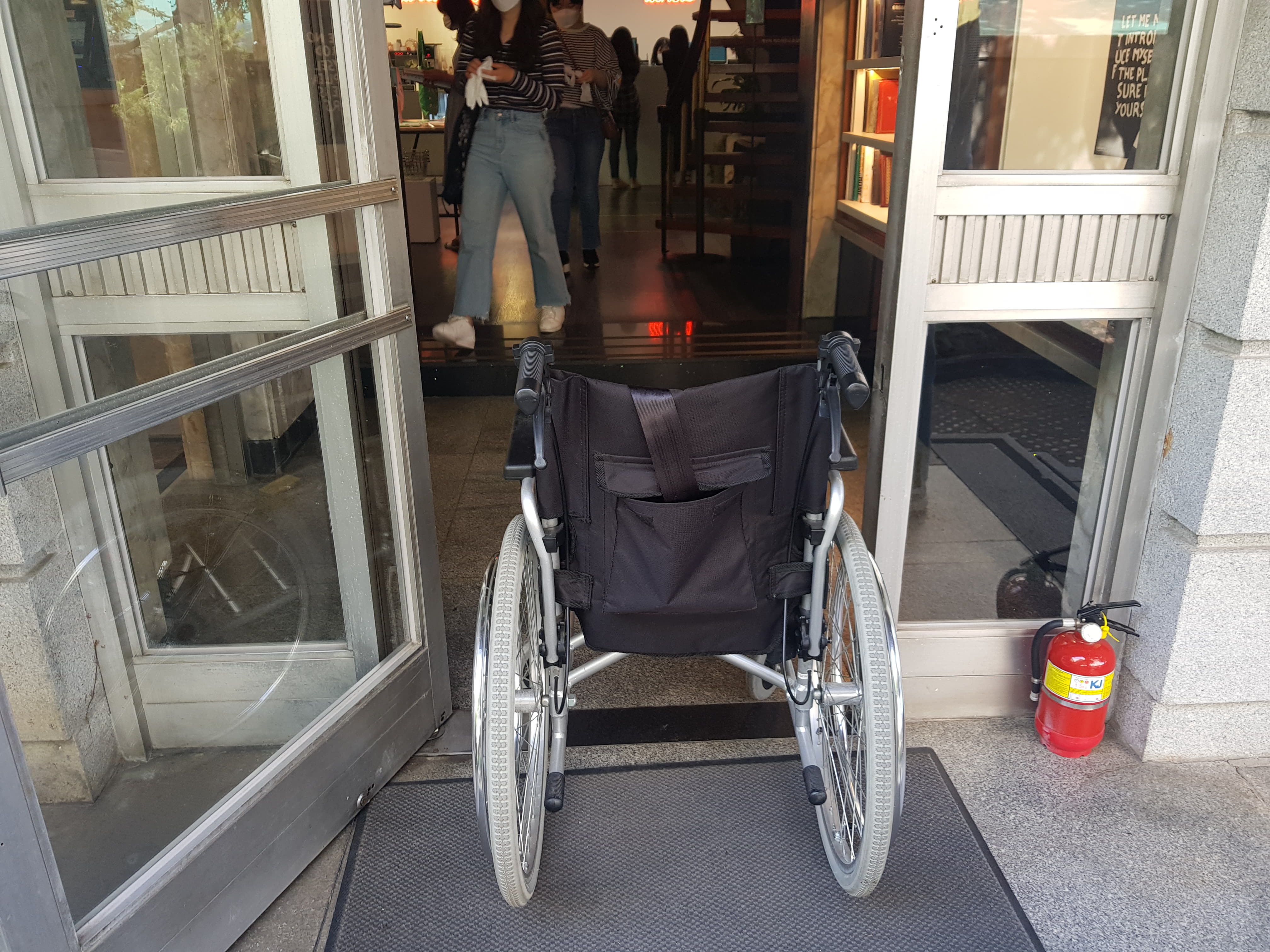 접근로/주출입구0 : 휠체어 사용자에게 다소 좁은 대림미술관 주출입구 