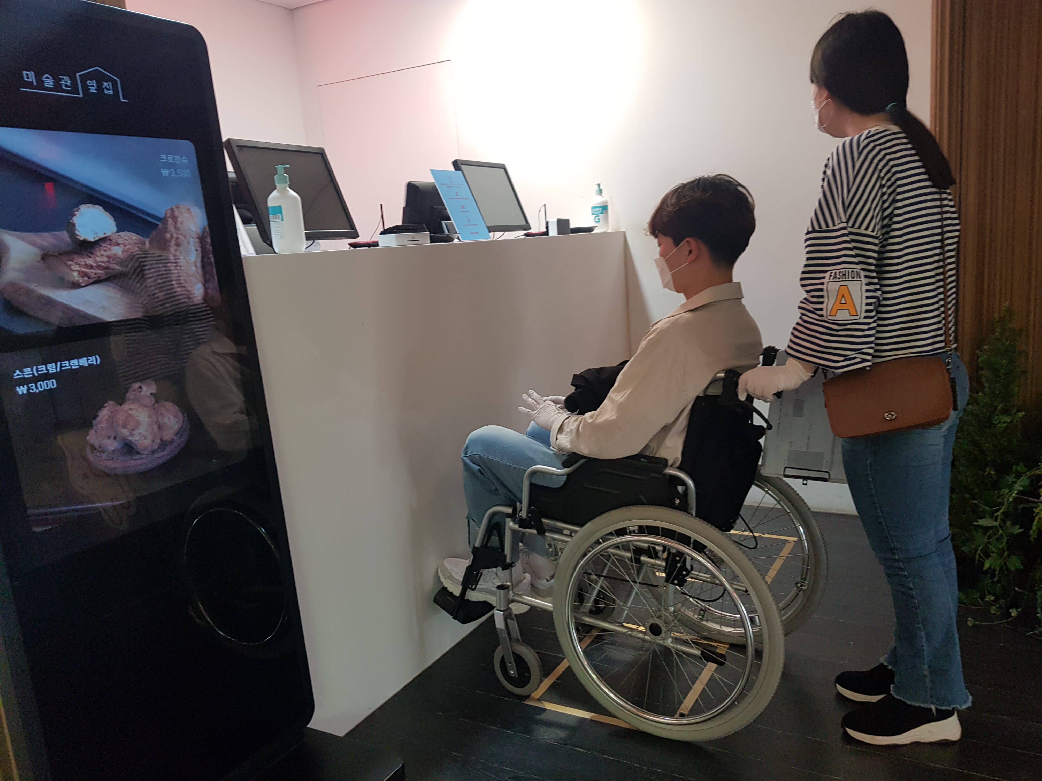 안내데스크0 : 휠체어 사용자에게 다소 높은 대림미술관 안내데스크 전경