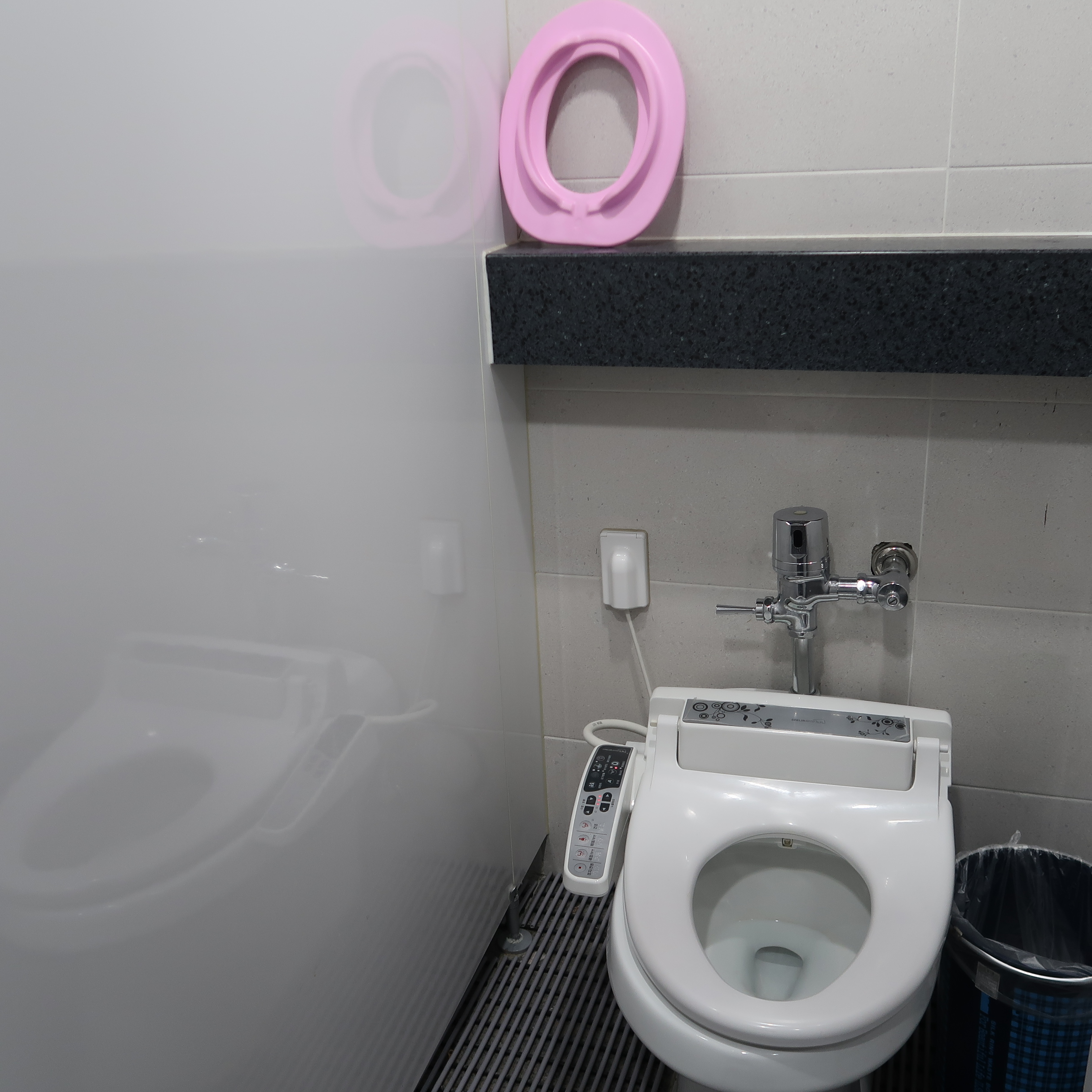 영유아 편의시설0 : 점프스카이 송파점 화장실에 설치된 유아용 변기