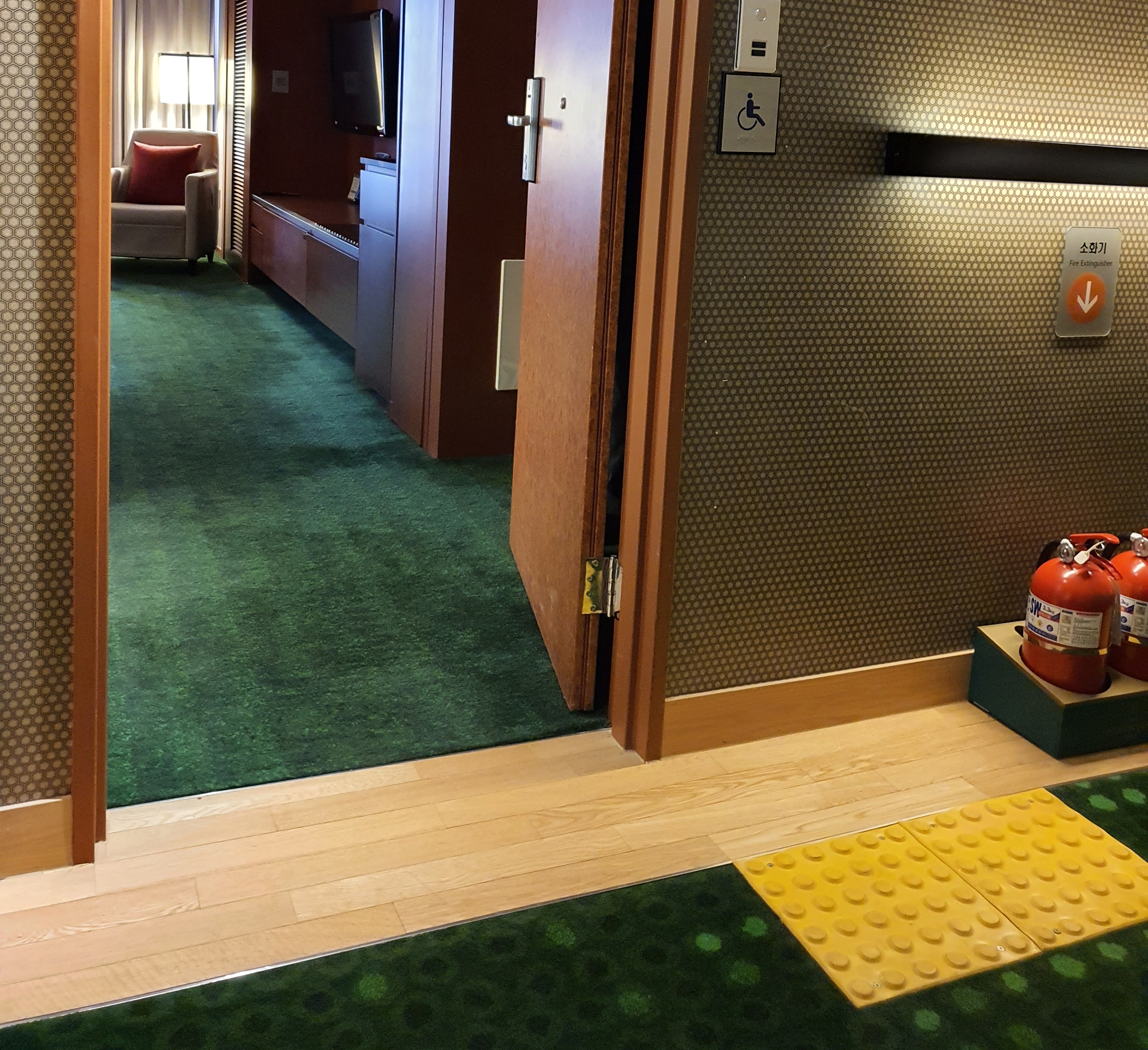 Accessible guestroom0 : Tactile paving installed on the right side in front of the guest room door