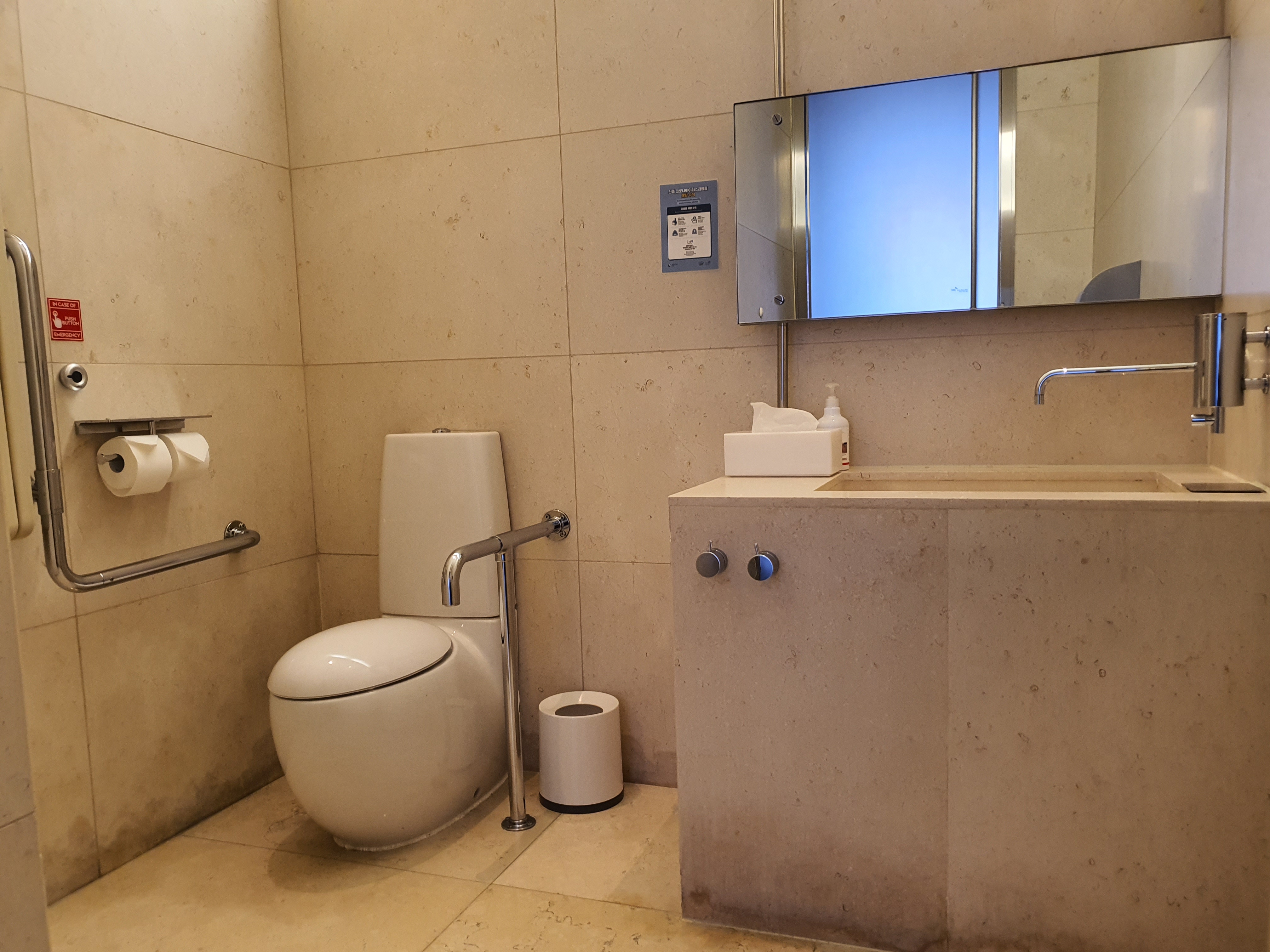 Bathroom0 : Interior view of the accessible guest room bathroom