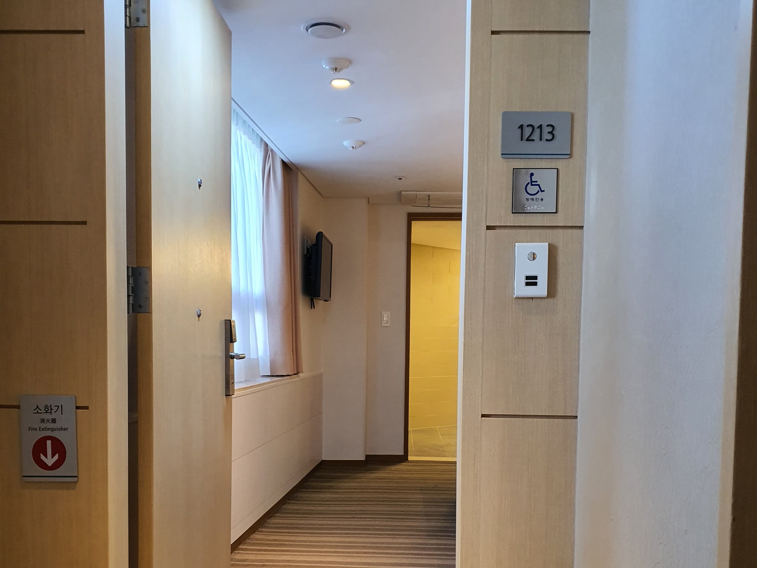 Accessible guestroom0 : 나인트리 호텔 명동 진입로사진입니다. 
