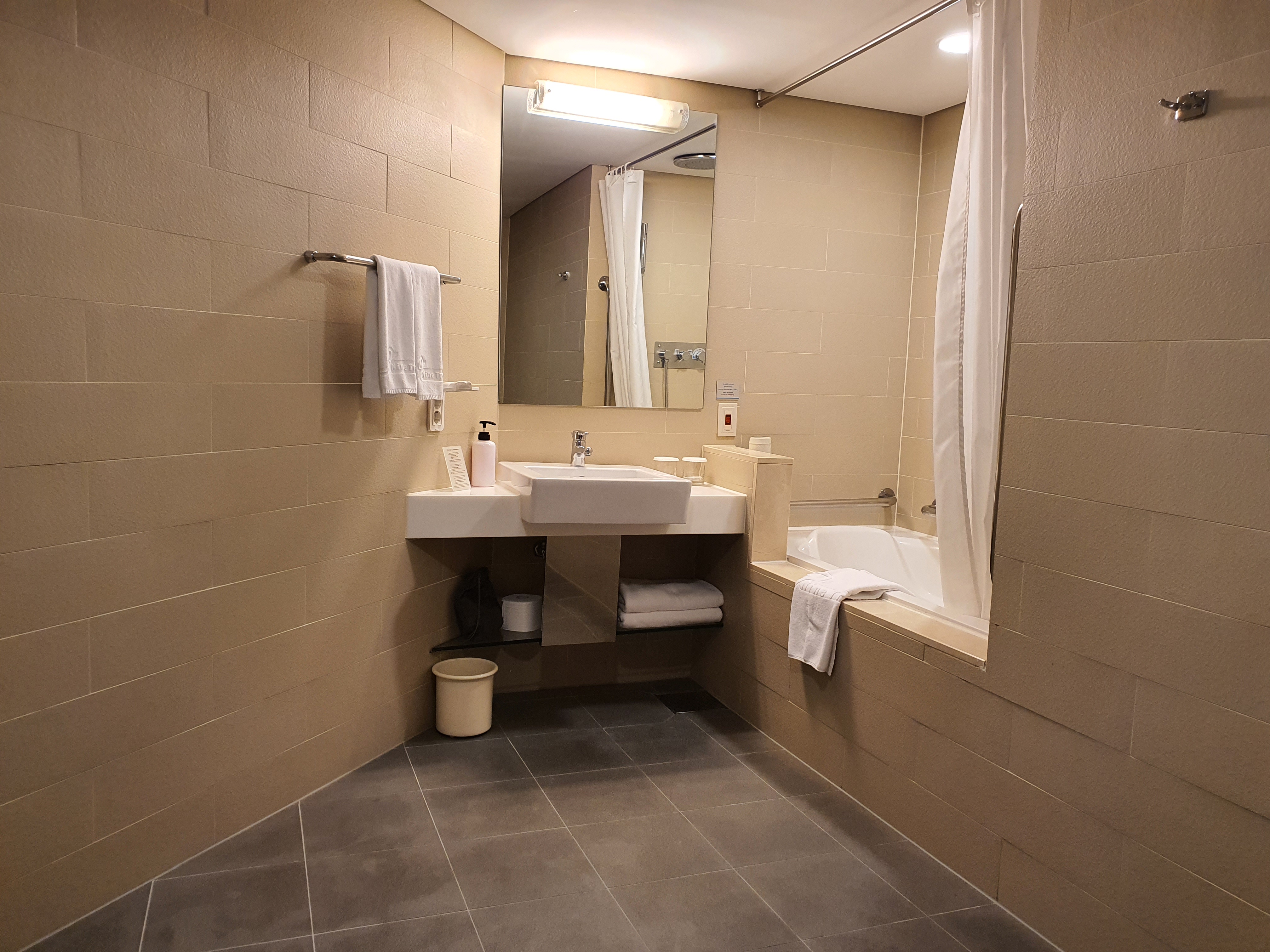 Accessible guestroom bathroom0 : Bathroom with a bath tub