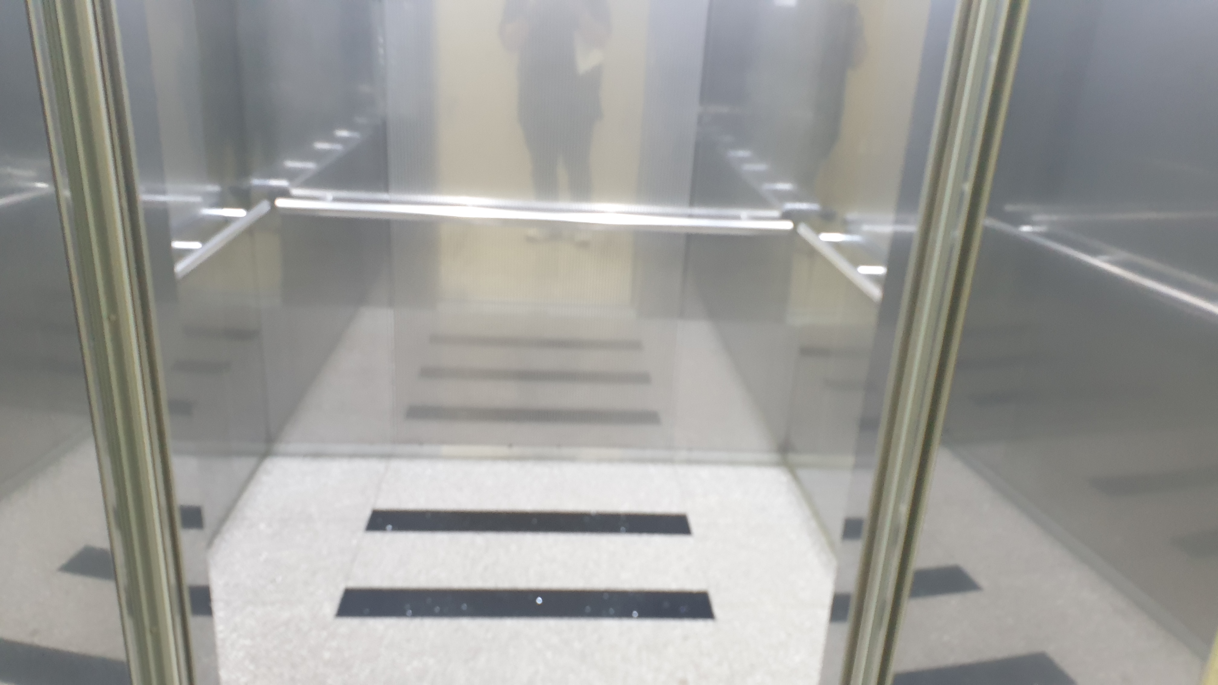 엘리베이터0 : 만복국수 내부 엘리베이터 전경 
