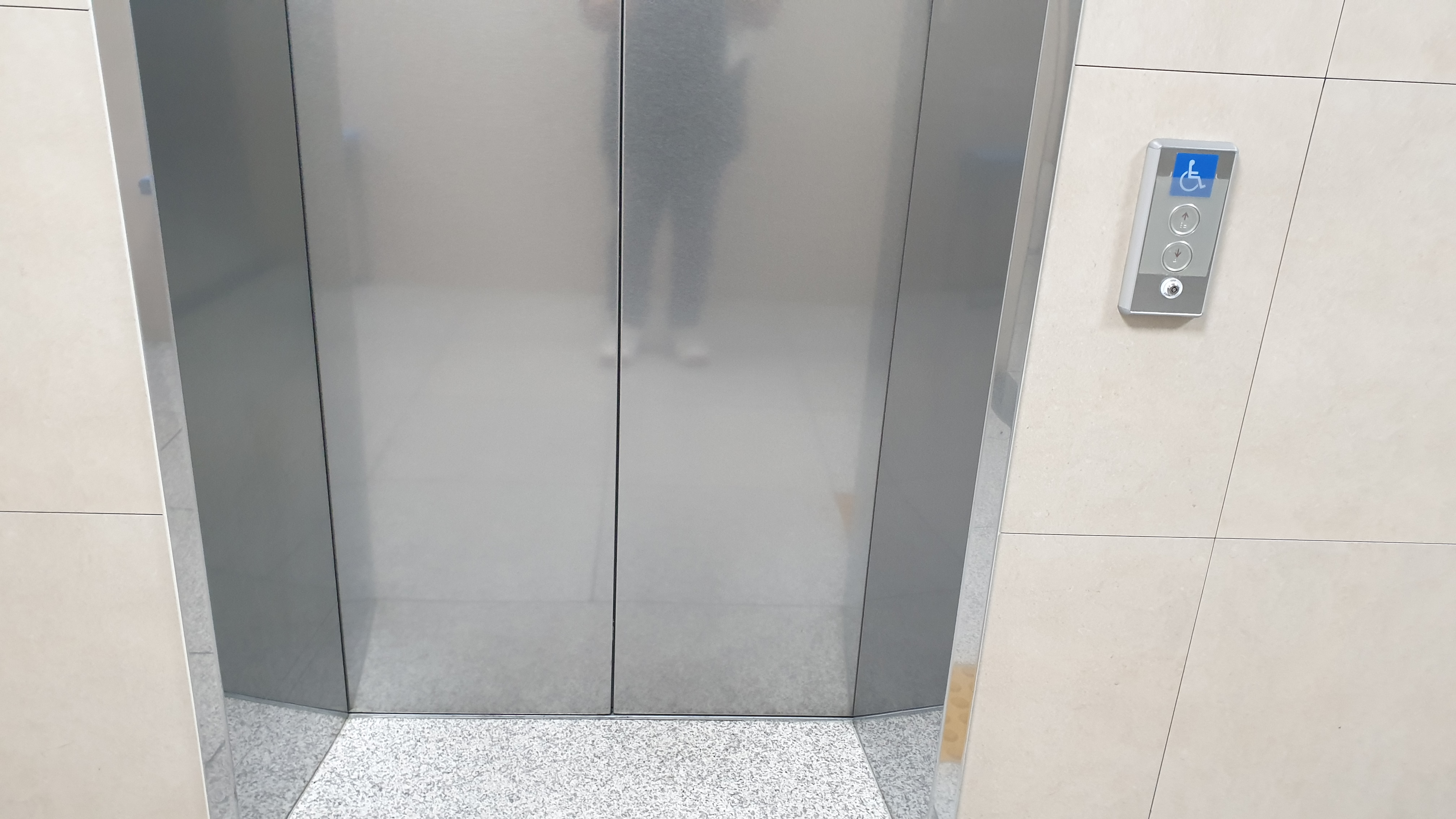 엘리베이터1 : 만복국수 내부 엘리베이터 전경 
