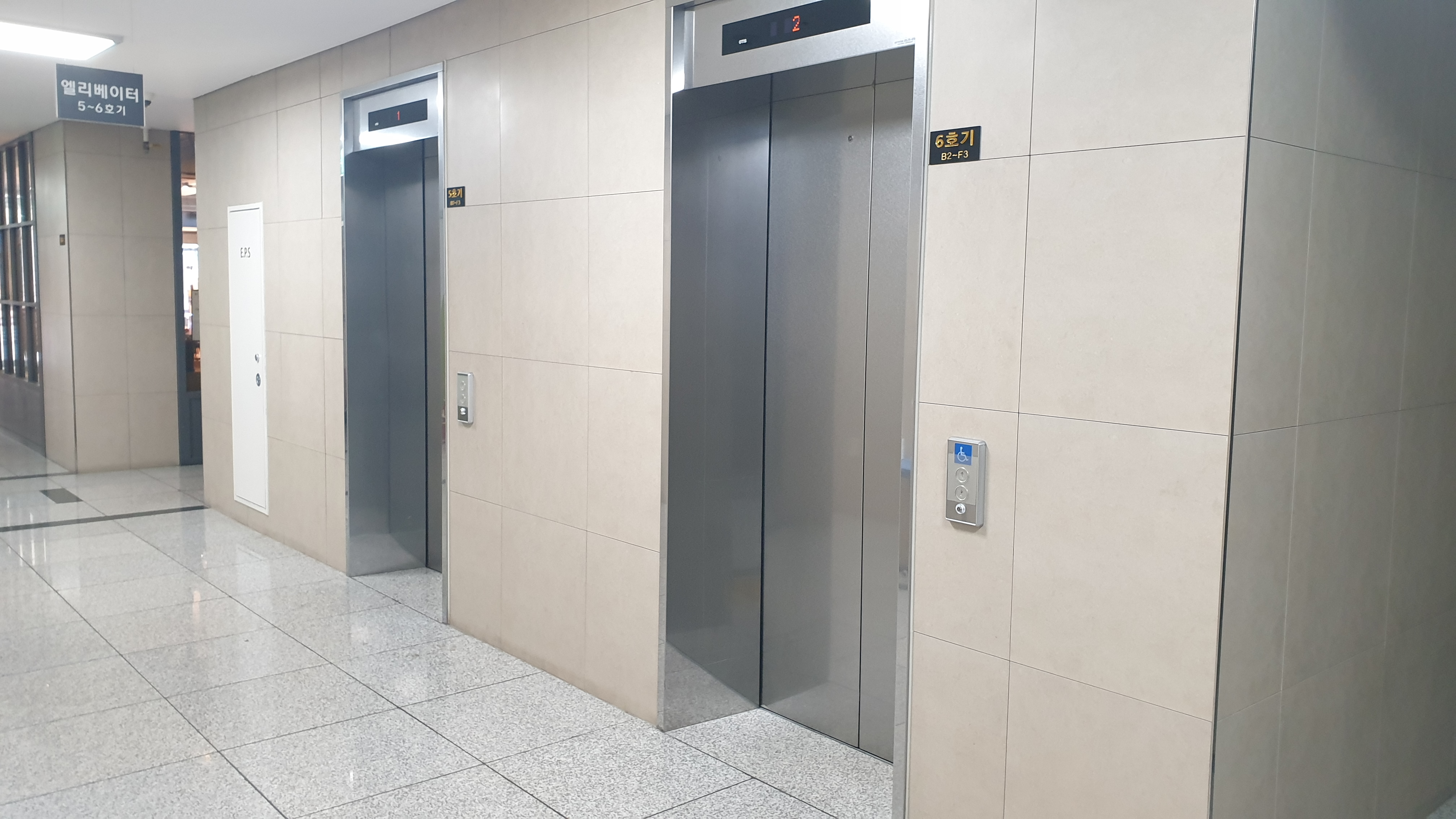 엘리베이터2 : 만복국수 내부 엘리베이터 전경 
