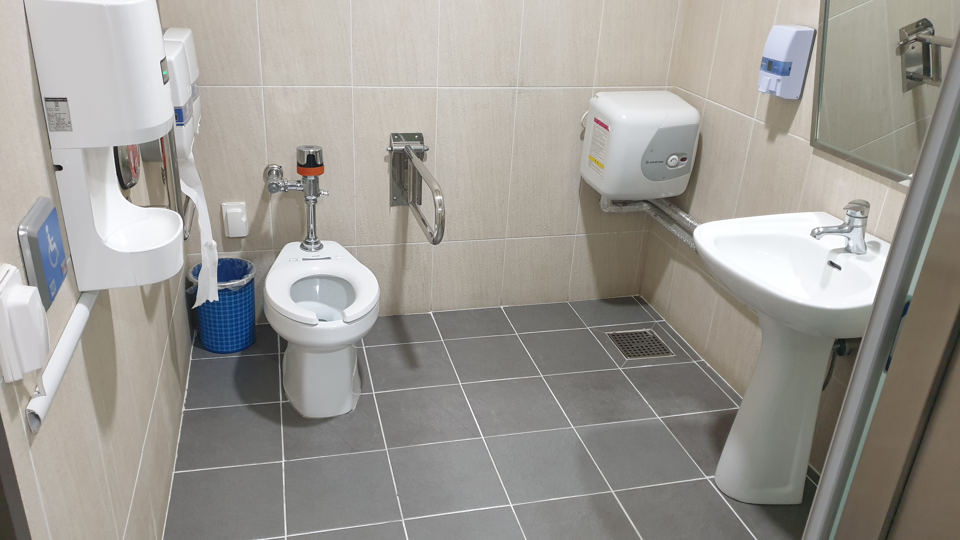 장애인 화장실0 : 만복국수 온수기가 설치된 장애인화장실