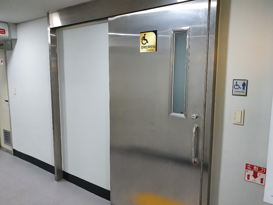 장애인화장실1 : 힘난다 짬뽕엠버거 신논현역점 장애인화장실 전경