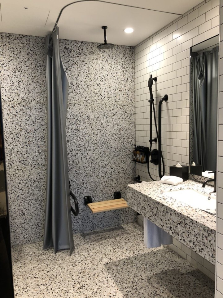 장애인 객실 화장실0 : 샤워 커튼이 있는 화장실 내부